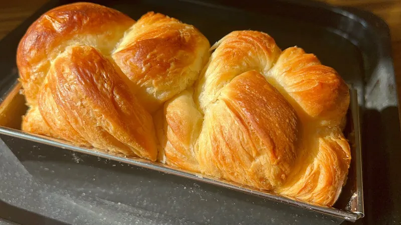 バター香る贅沢な味わい！サクサク食感のデニッシュ食パンレシピ