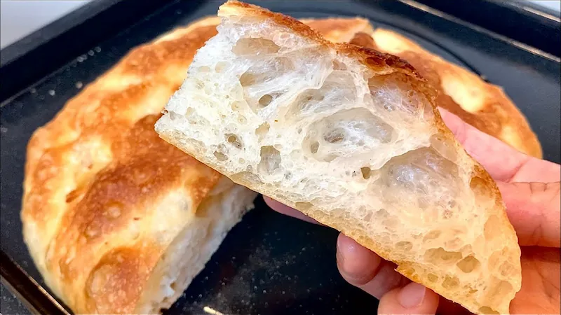 食欲をそそる香ばしさ！オリーブオイルとガーリックのフォカッチャ