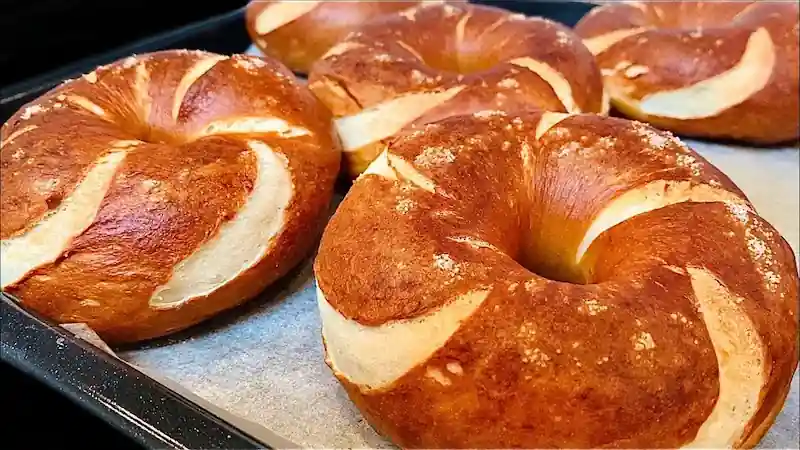 独特の引きとツヤ！重曹でお湯通しするプレッツェル風ベーグルの作り方