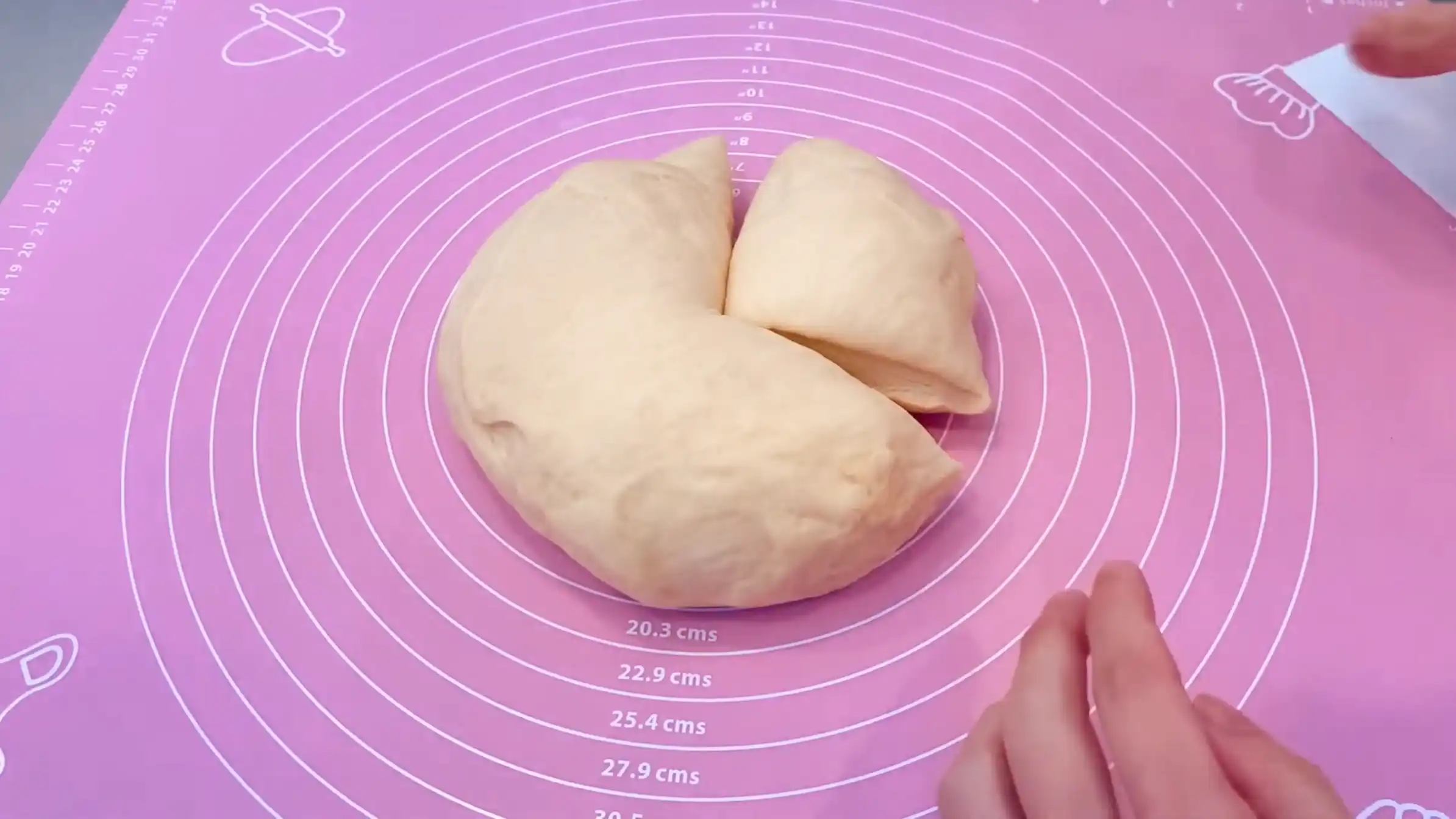 おしゃれピザパン:生地を取り出し1/3と2/3に分ける
