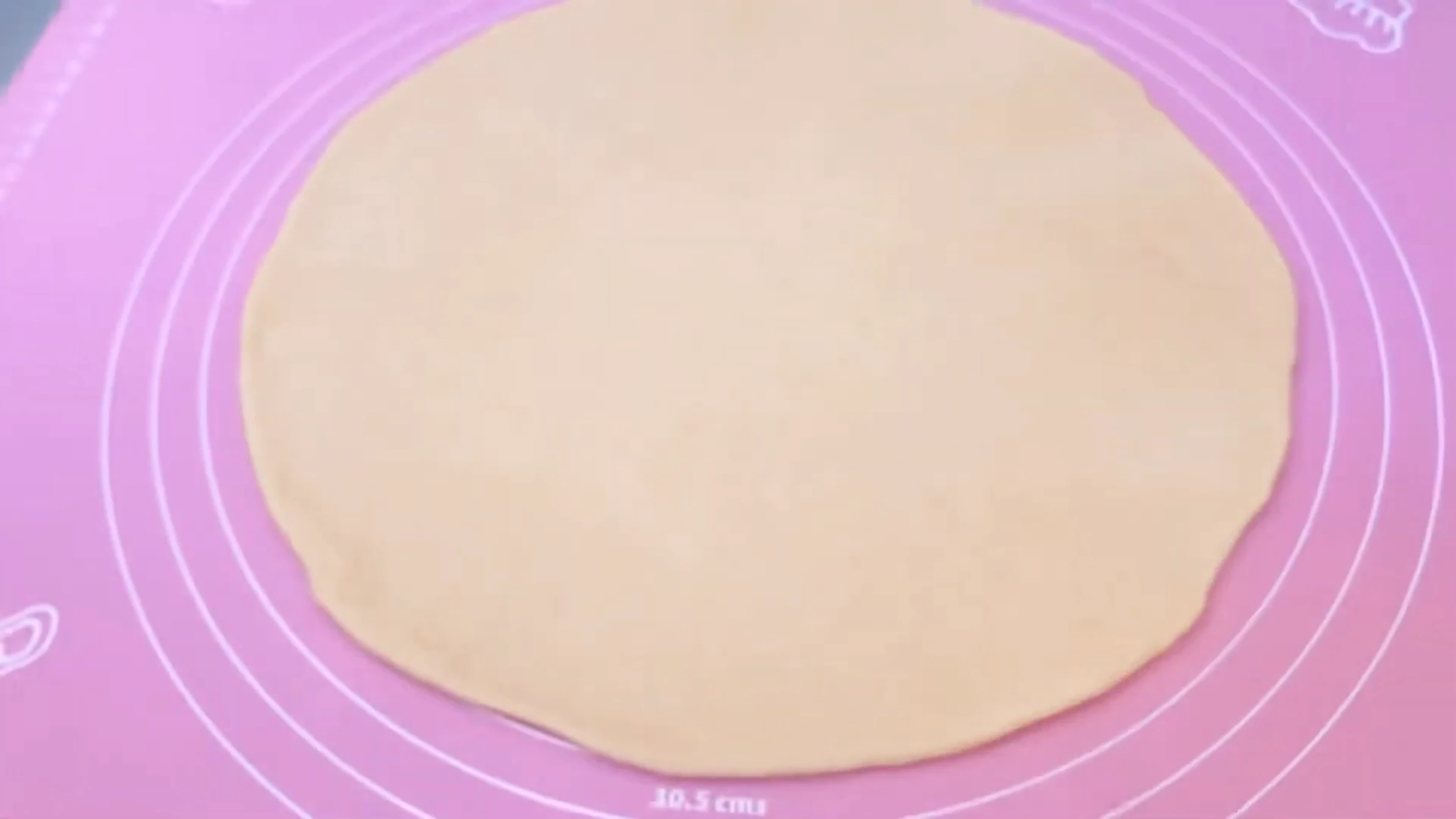 おしゃれピザパン:1/3の生地を30㎝の円形に広げる
