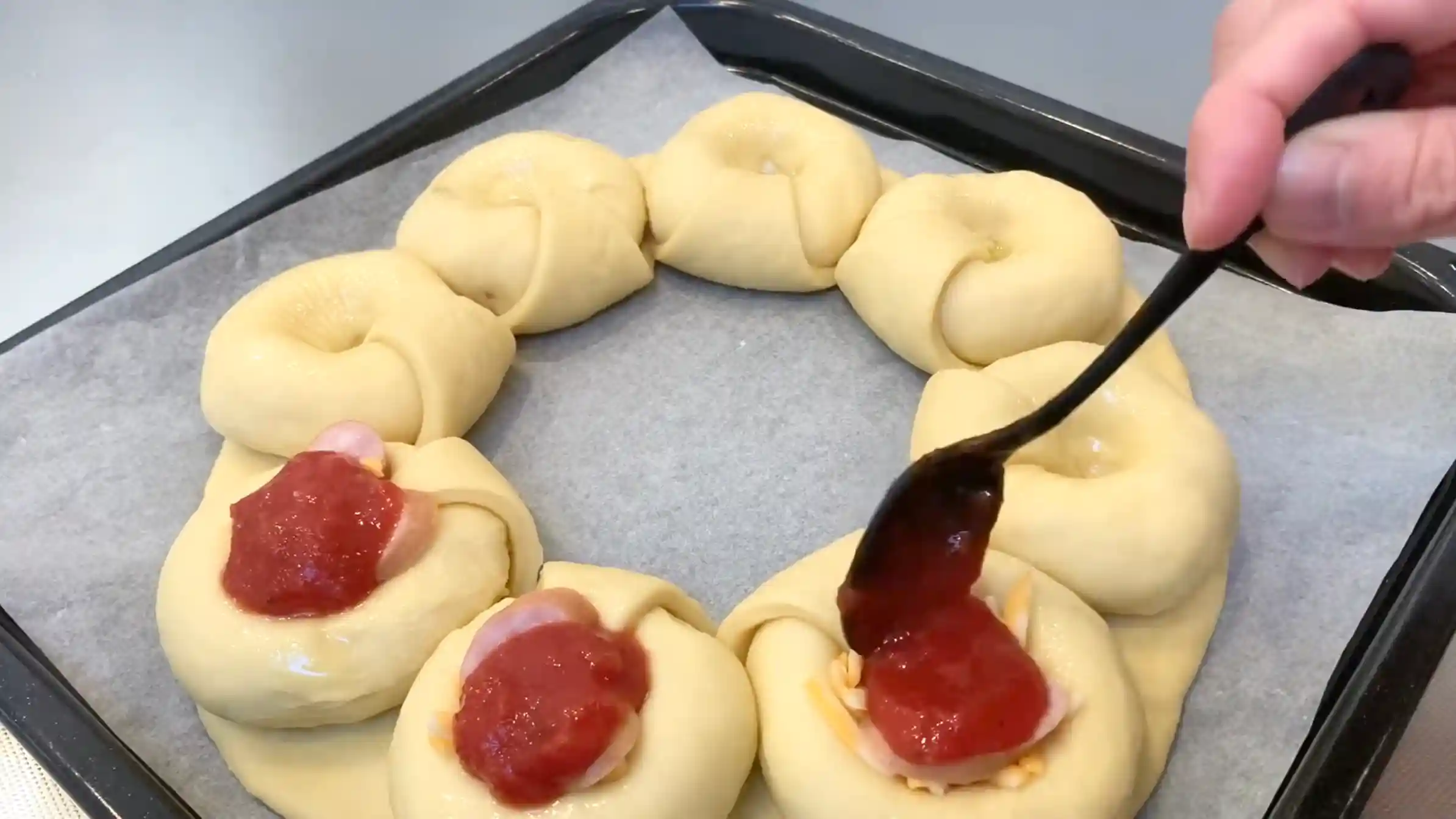 おしゃれピザパン:押し込んだ穴を広げ、具材をトッピングする