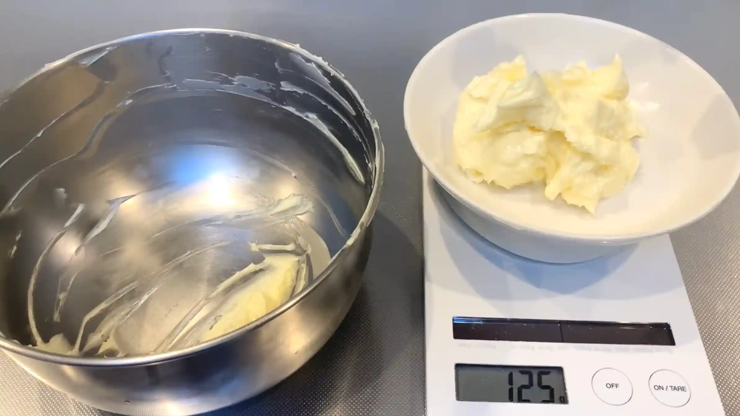 パイ生地:バターをクリーム状に練って50gと125gに分ける