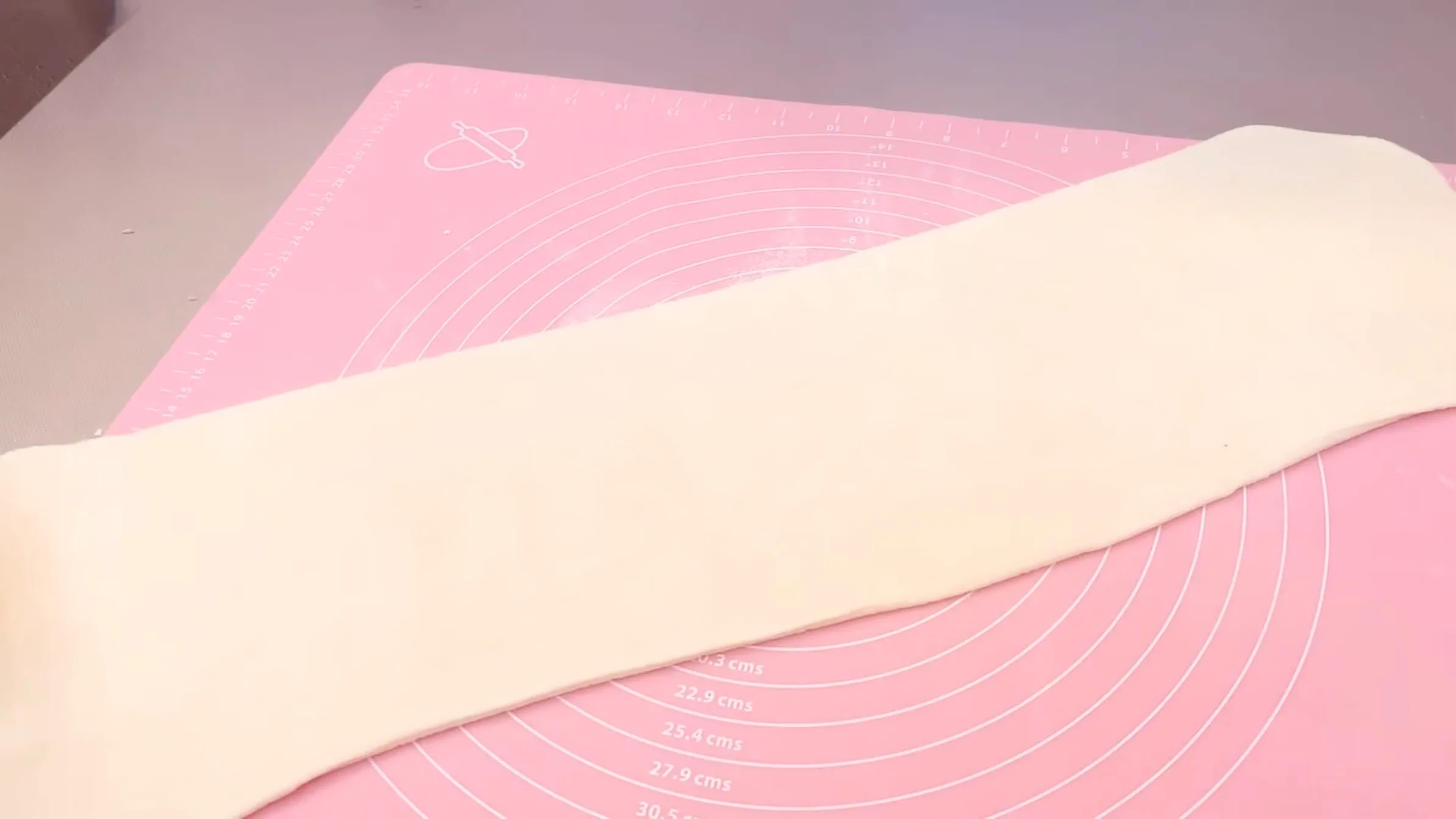 パイ生地:生地を60cm×15cmに伸ばして完成