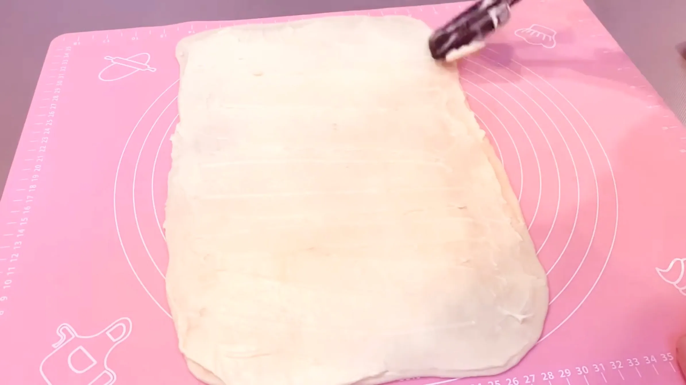 パイ生地:生地を35cm×25cmに伸ばし、125gのバターを塗る