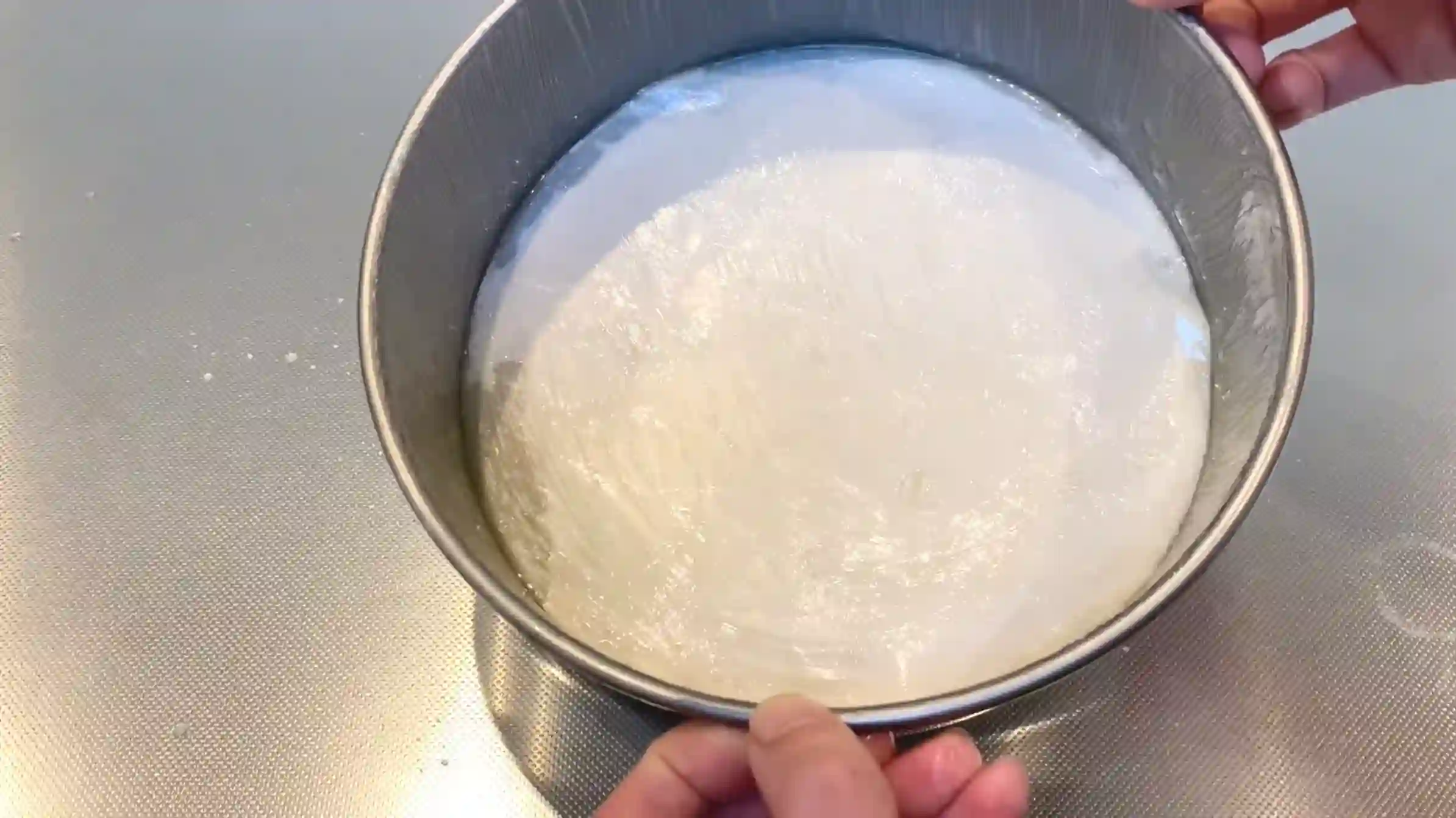 大きなシナモンロール:りんごのフィリングを作り、型にバターを塗る