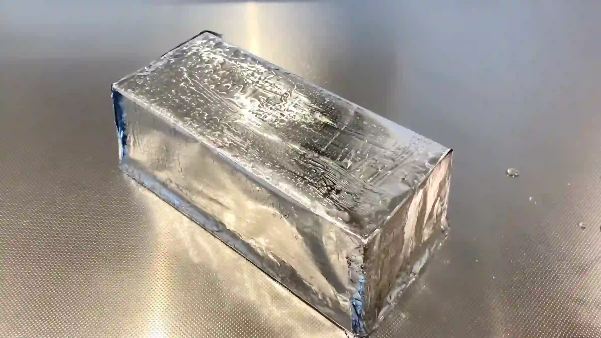 パイバスケット：パウンド型にアルミホイルを巻きサラダ油を塗る
