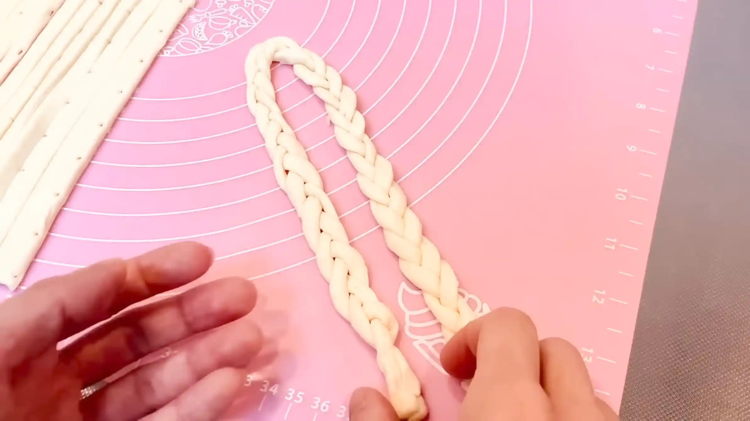 パイバスケット：3㎜幅と5㎜幅の生地をそれぞれ三つ編みにする