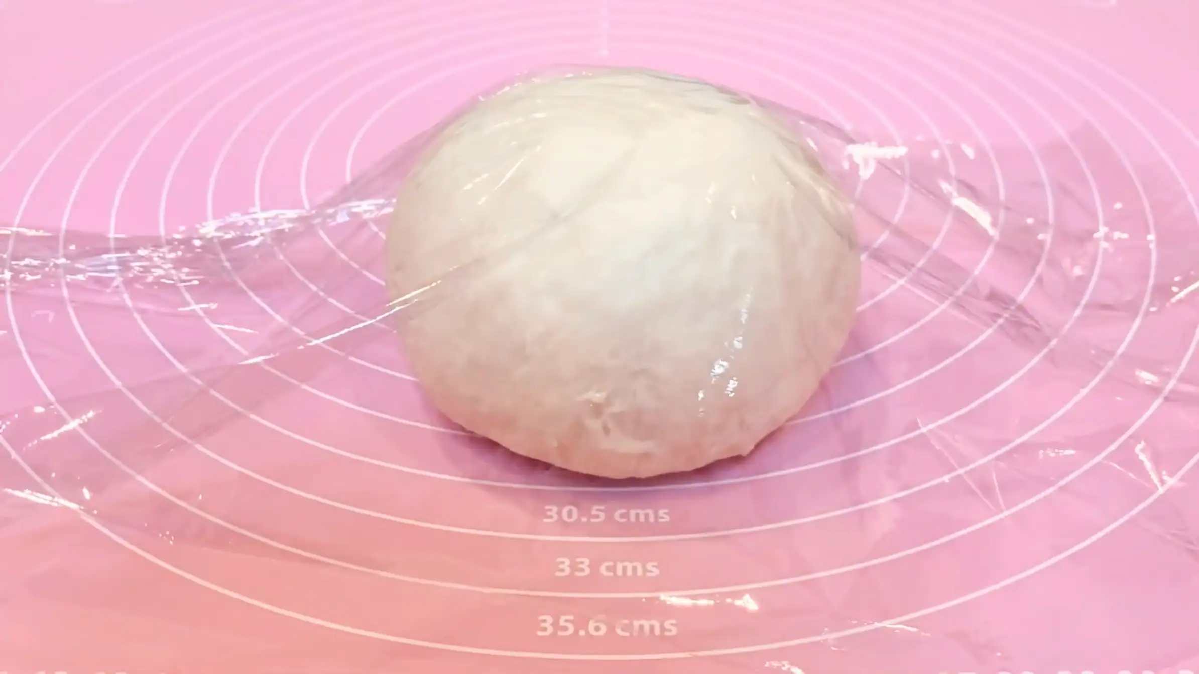 クロフィン:生地を取り出しラップをかけて常温で15分おく