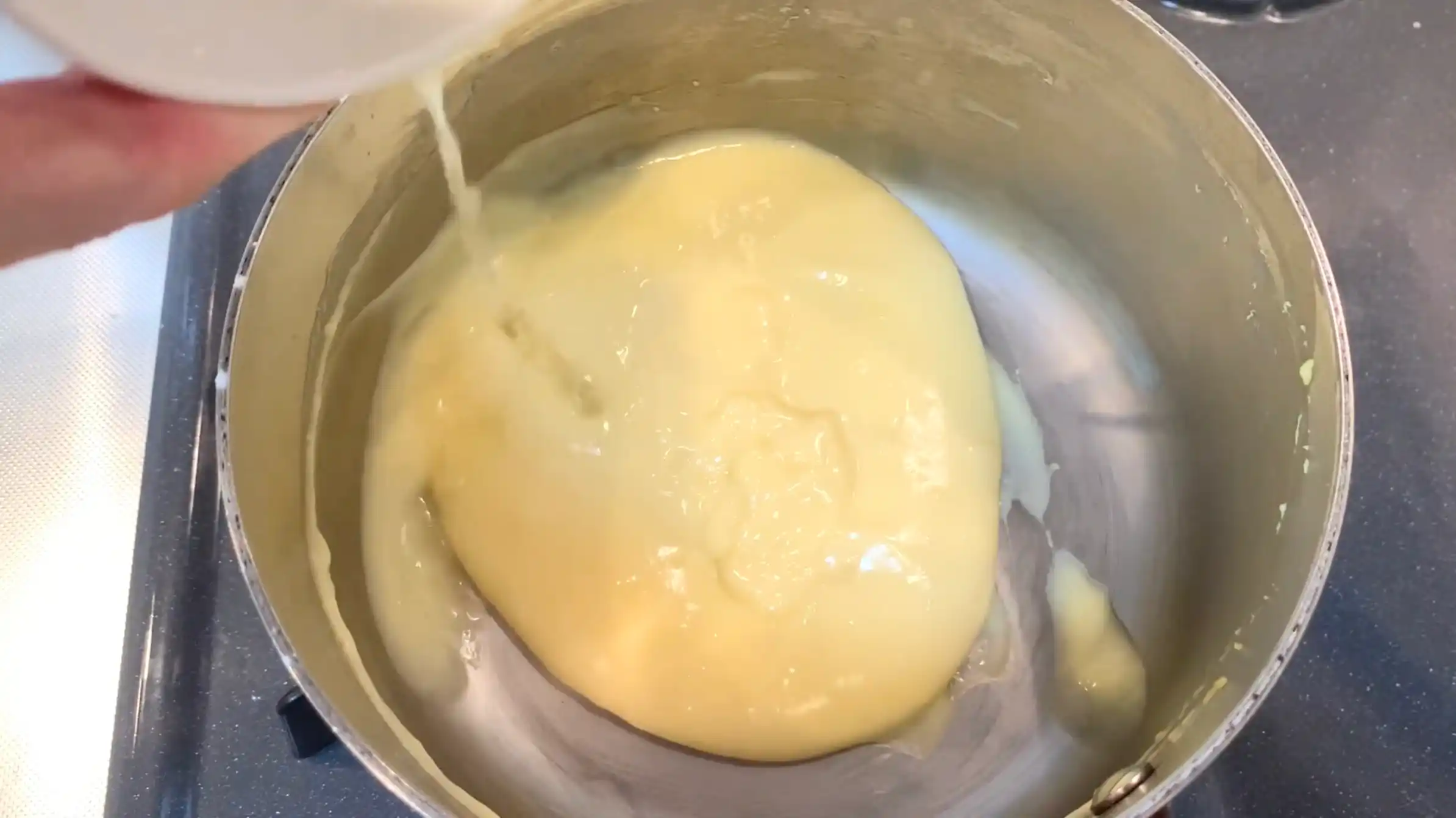 ボンボローニ:レモン汁を加え、冷蔵庫で冷やす