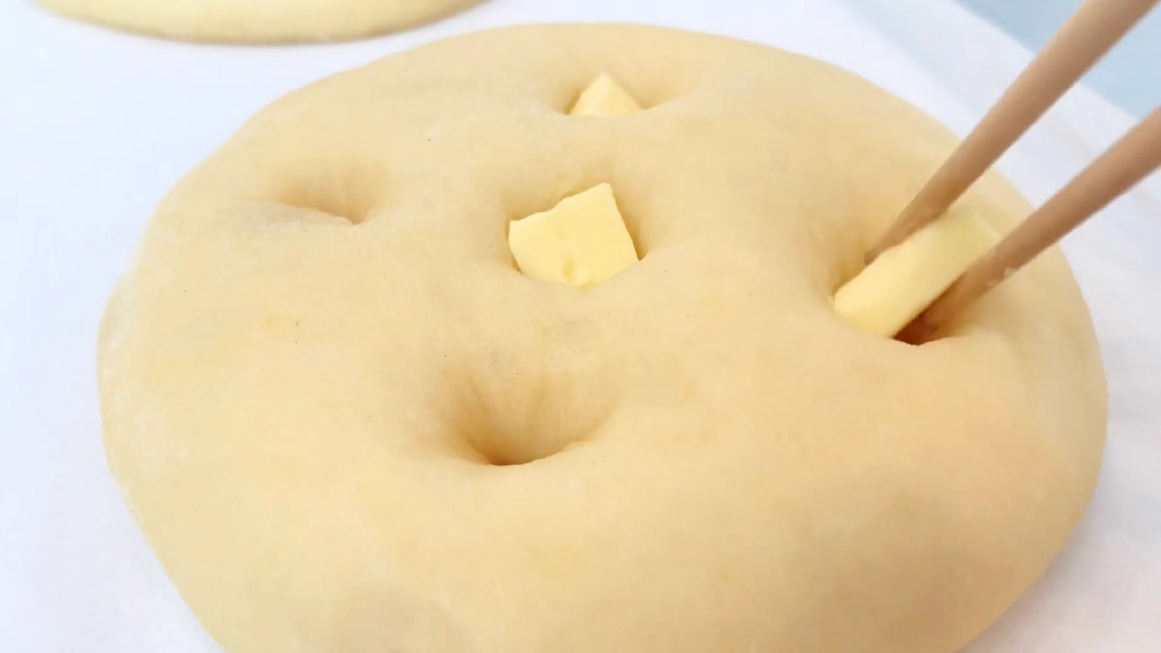 タルトシュクレ:指でくぼみをつけてバターをのせる