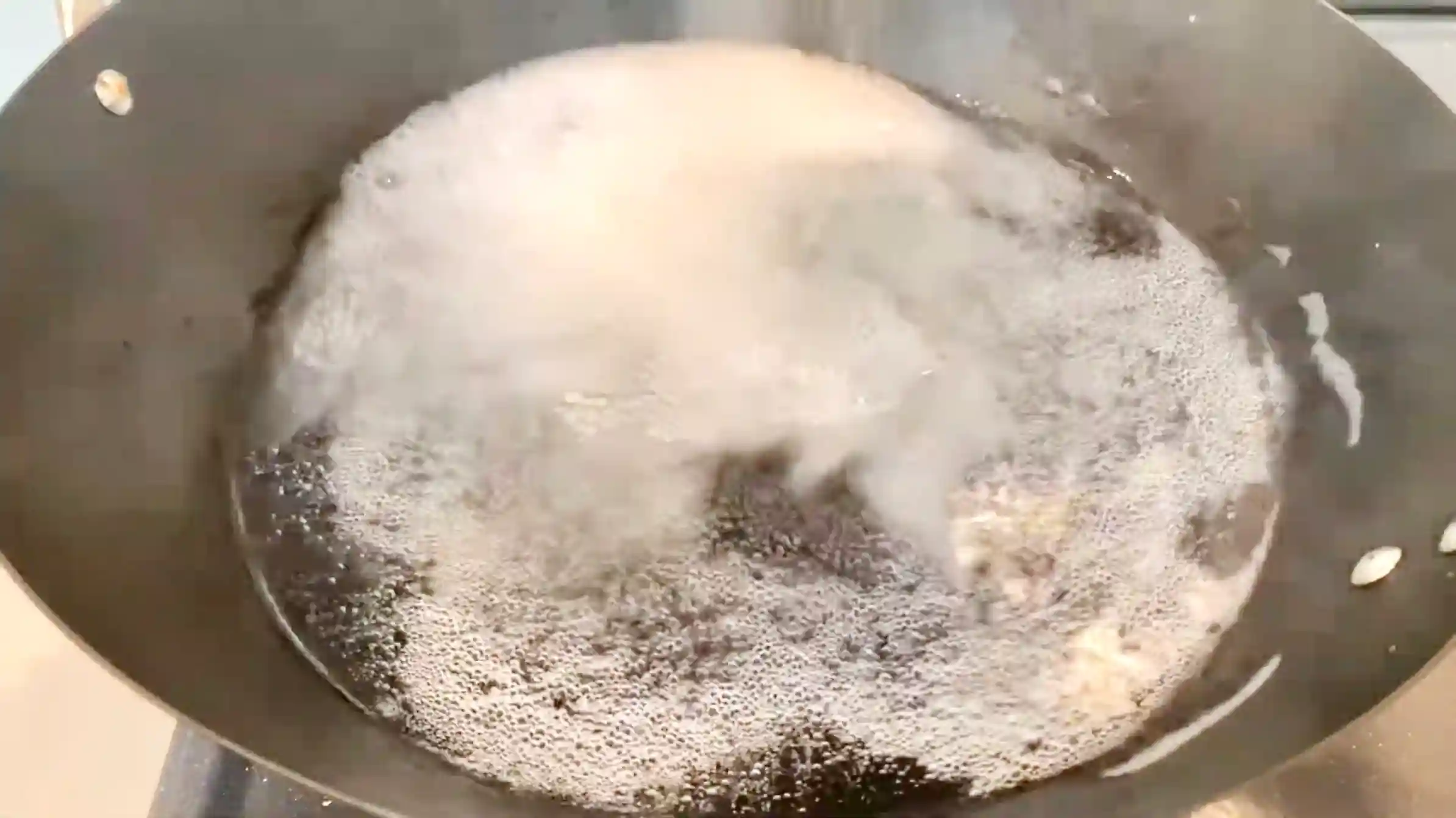 ラウゲンシュタンゲ：お湯（85〜90℃くらい）に重曹を入れる