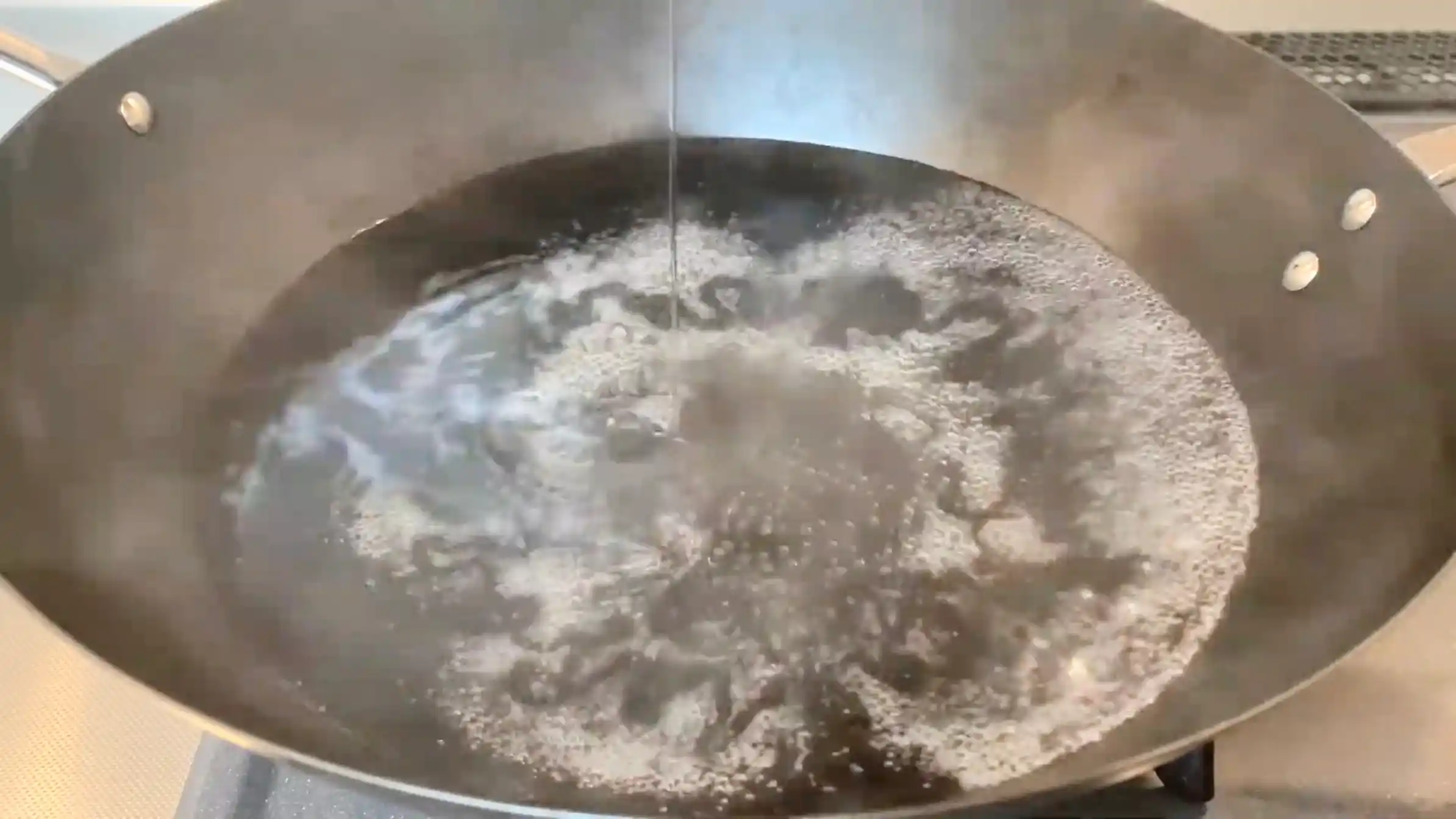 米粉のチーズベーグル：お湯（90℃くらい）にはちみつを入れる