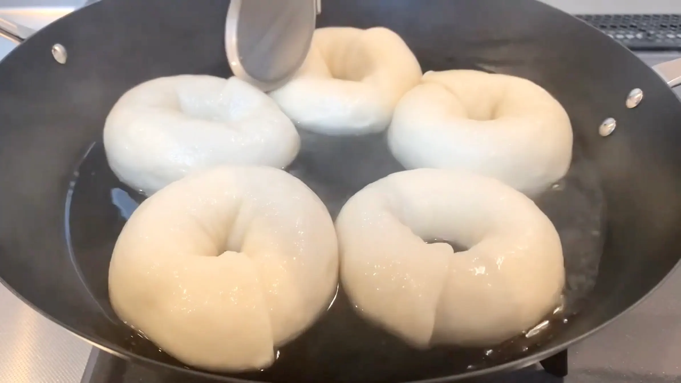 米粉のチーズベーグル：生地を片面30秒ずつ茹でる