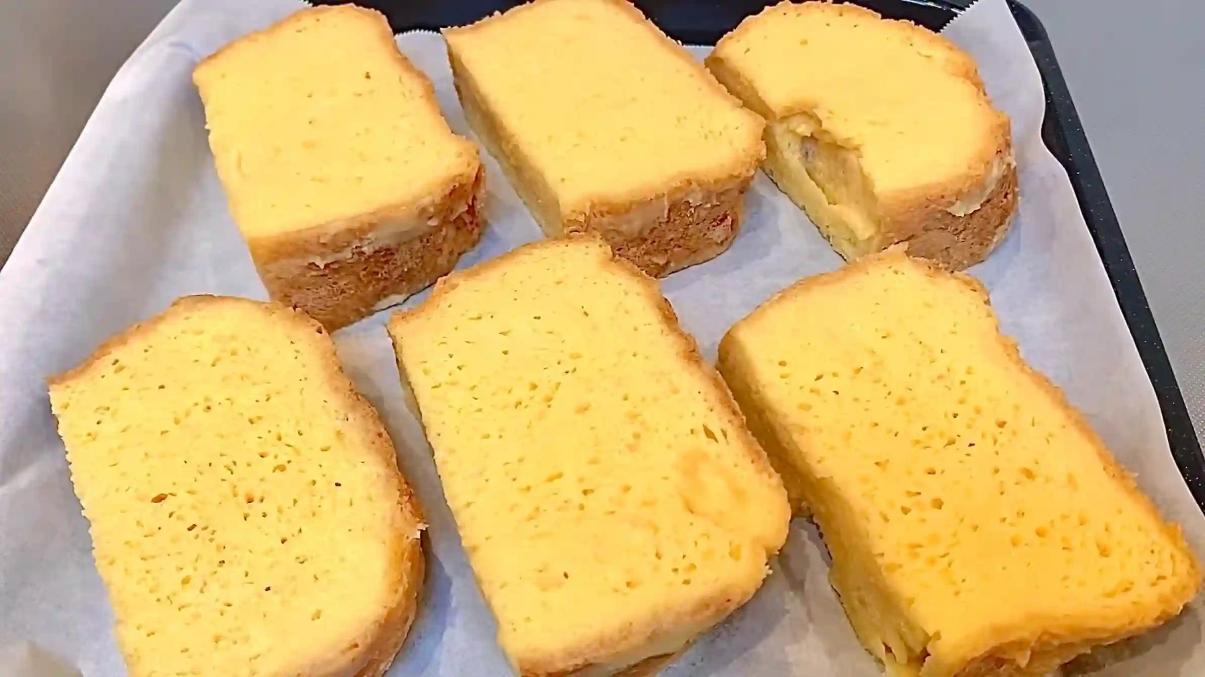 フレンチトースト:天板にオーブンシートを敷き、パンを並べる