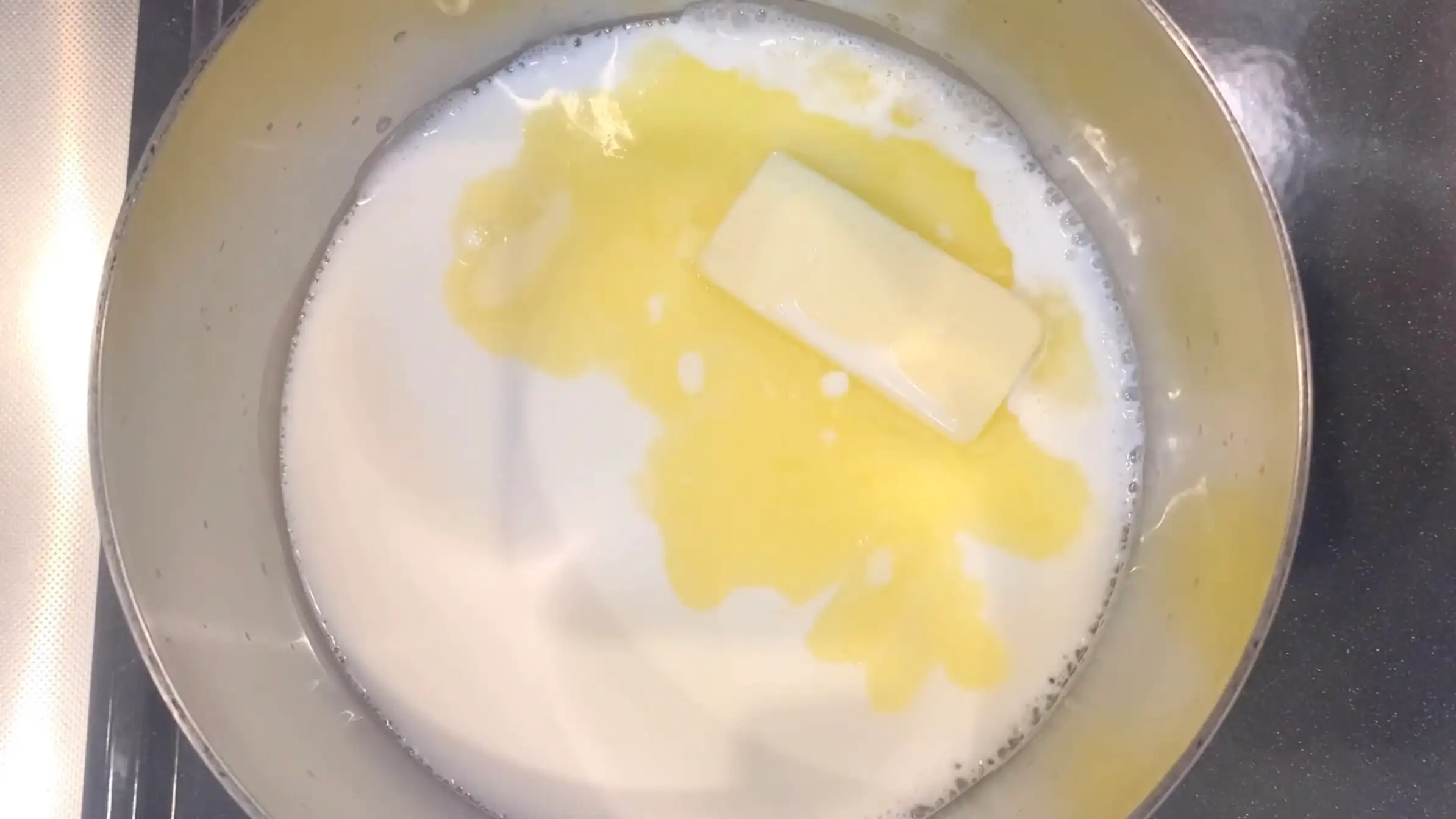 フレンチトースト:鍋に牛乳、バター、グラニュー糖を入れ火にかけ、バターが溶けたら一度冷ます