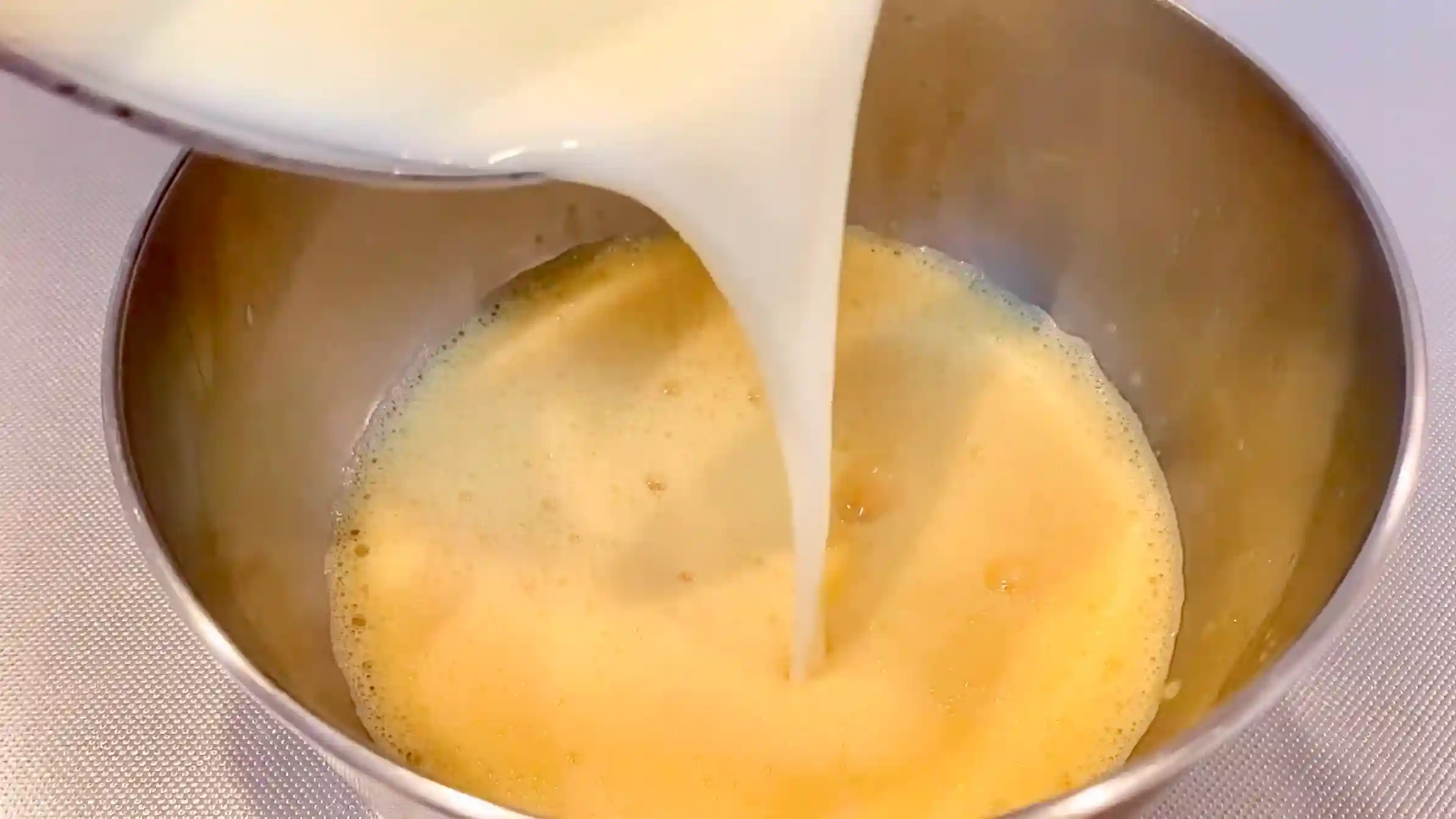 フレンチトースト:とき卵に温めた牛乳液を加え、お好みでバニラエッセンスを入れて混ぜる
