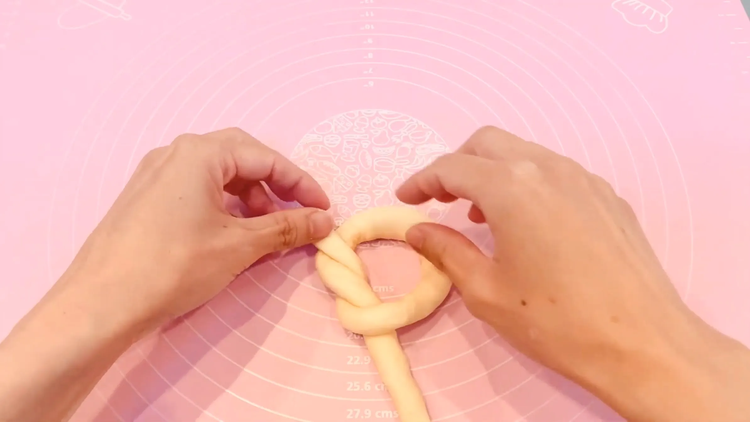 和風ドーナツ:結び目を作る