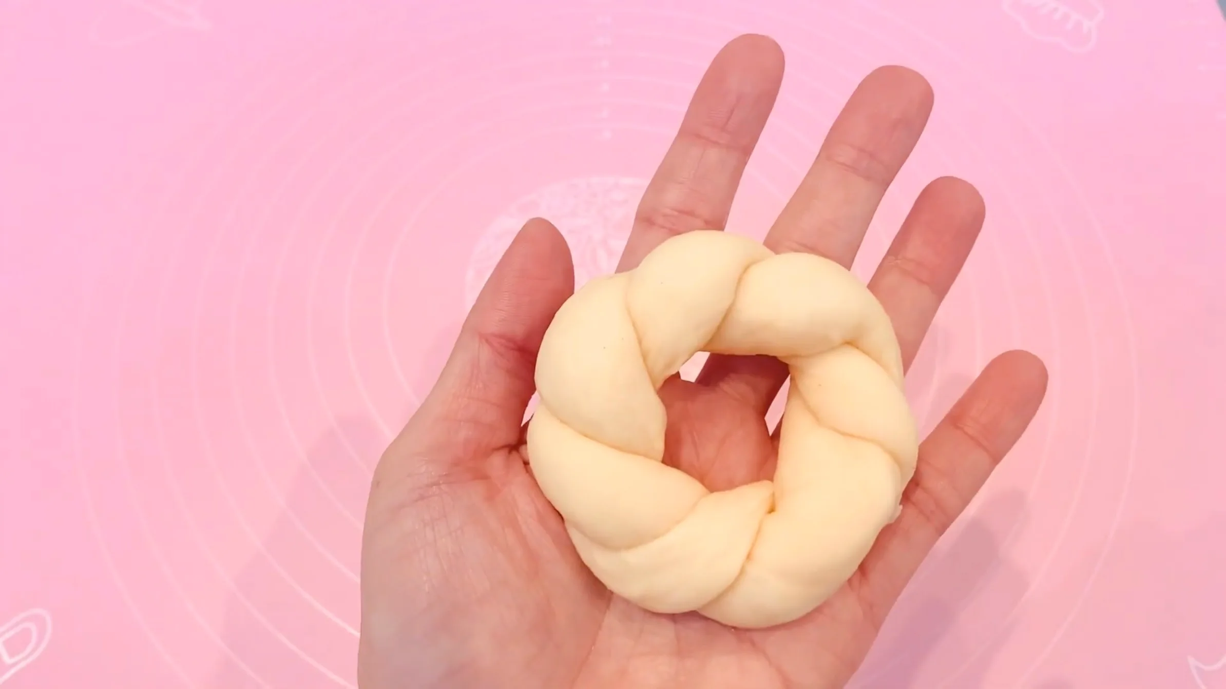 和風ドーナツ:生地をくるくると巻きつけて成形する