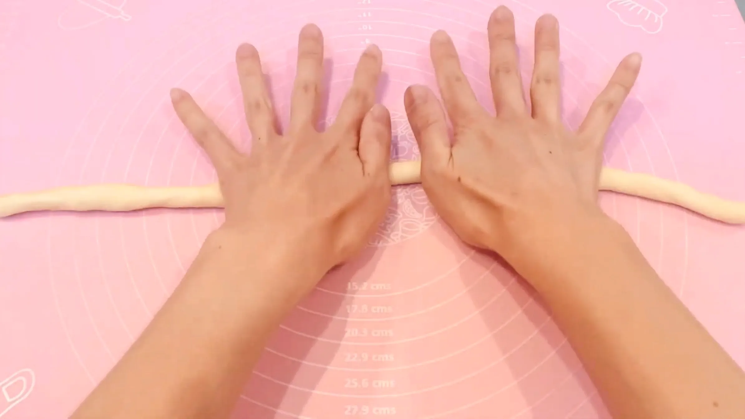 和風ドーナツ:生地を45㎝に伸ばす
