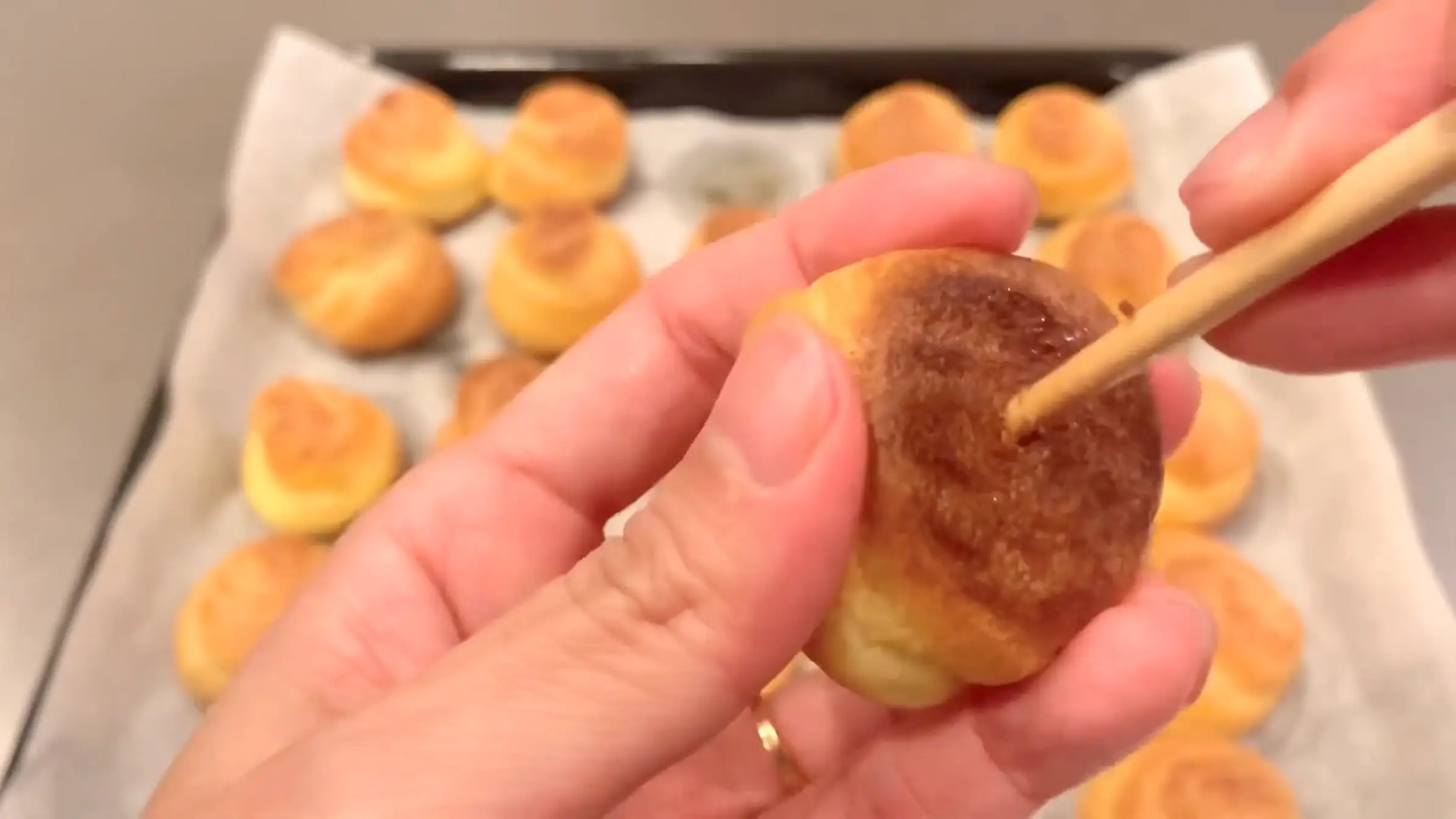 プチシュークリーム:焼き上がった生地に竹串で穴をあける