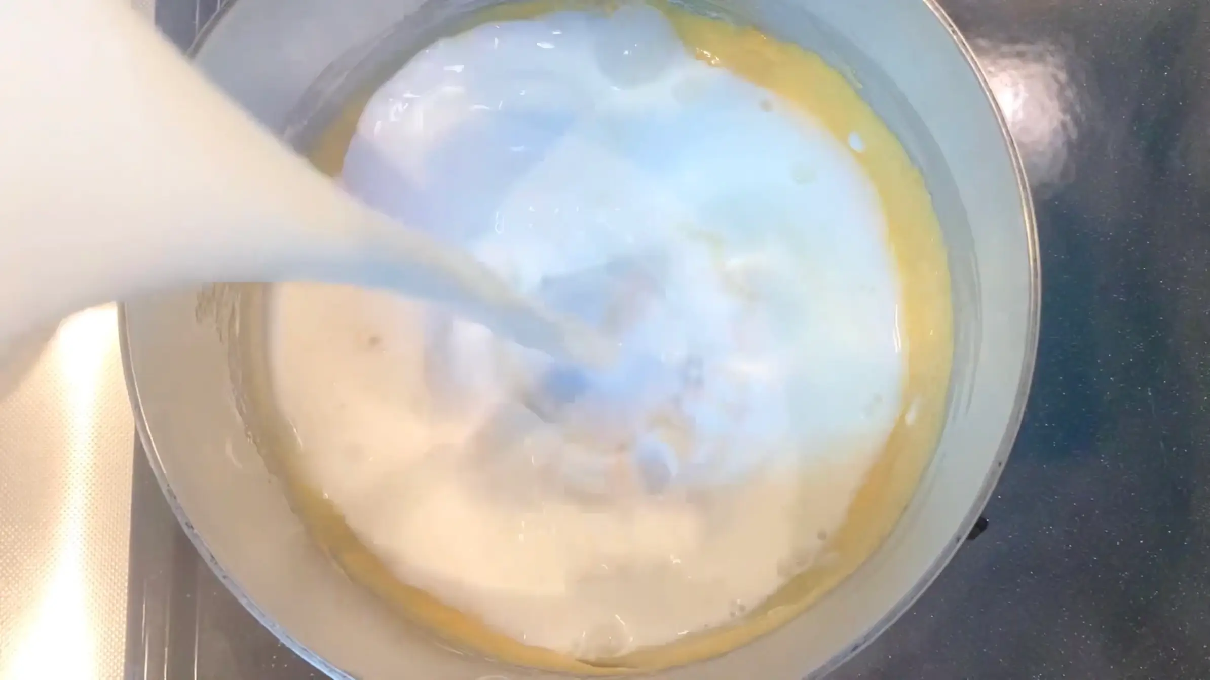 プチシュークリーム:牛乳を加えて中火にかけ、とろみが出るまで混ぜる