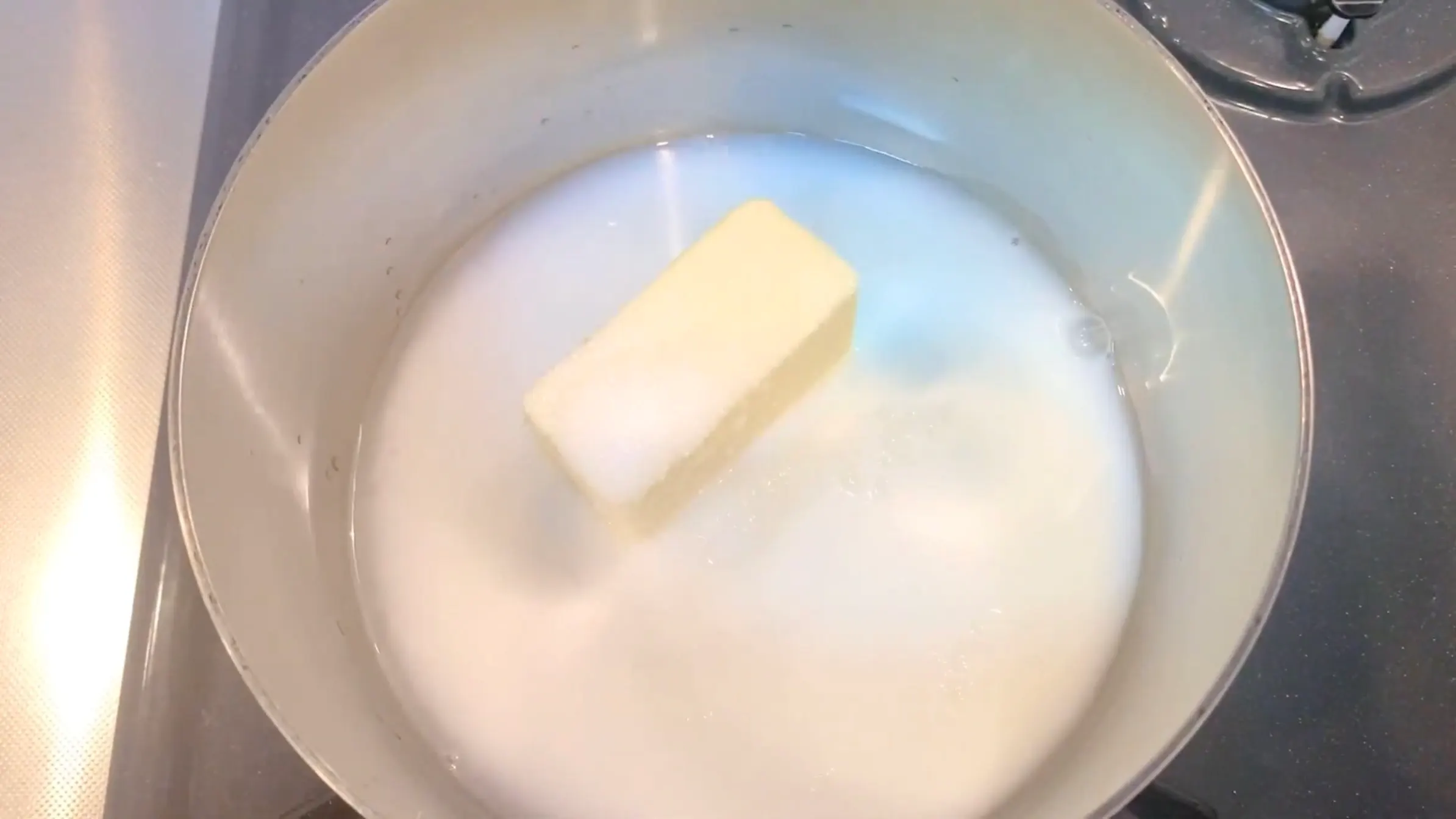 プチシュークリーム:バター、水、牛乳、グラニュー糖を鍋に入れ火にかける