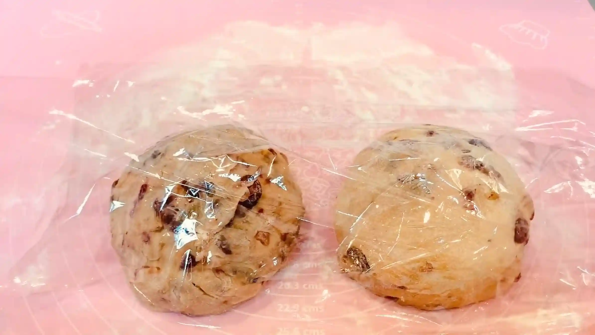 シュトーレン:生地を2分割して丸め、ラップをして常温で20分おく