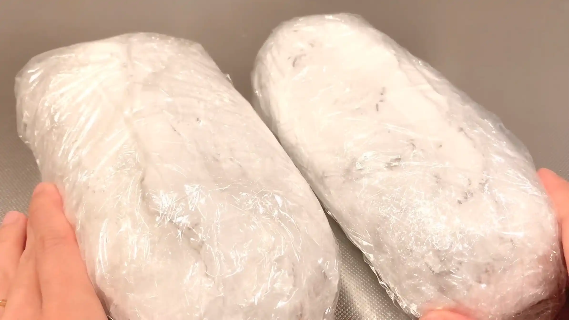 シュトーレン:冷めたら粉砂糖をふってラップで密閉し、二日程冷蔵する