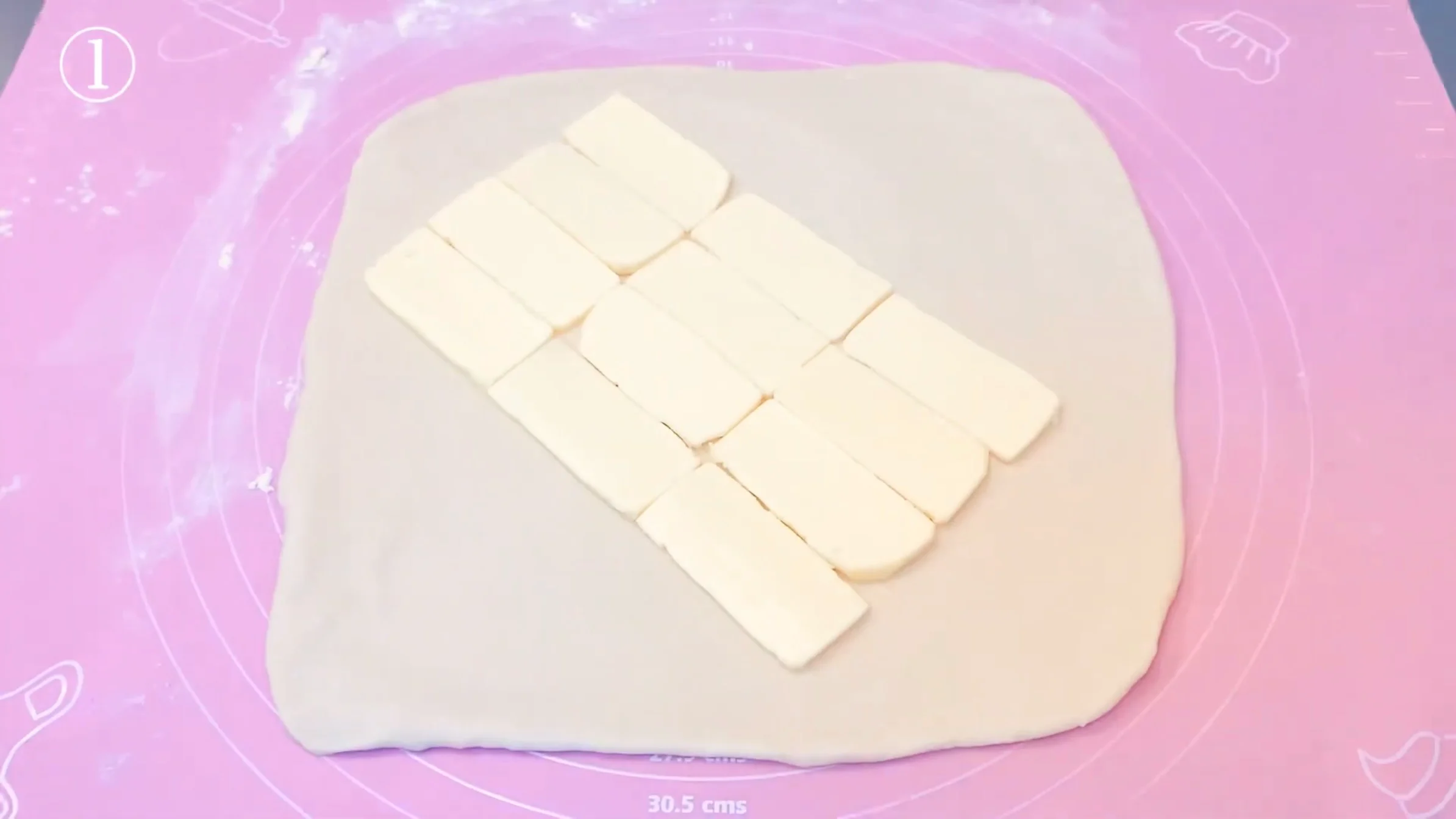 パンオレザン:生地を25㎝×25㎝に伸ばし、バターを並べる