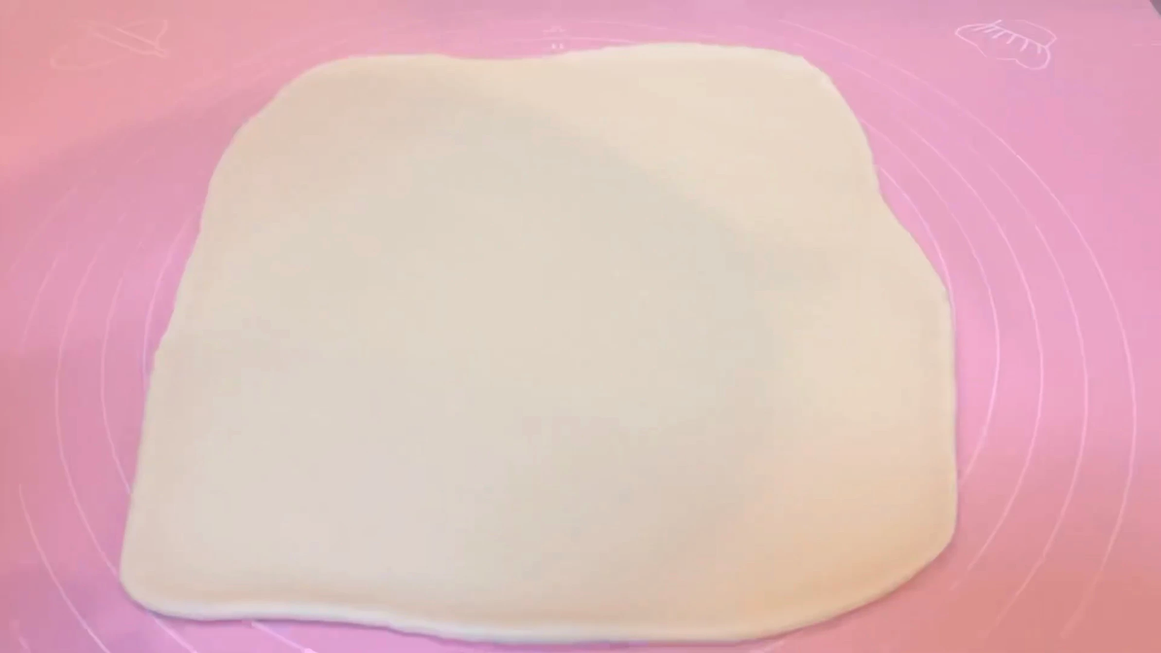 パンオショコラ:生地を25㎝×25㎝に伸ばす
