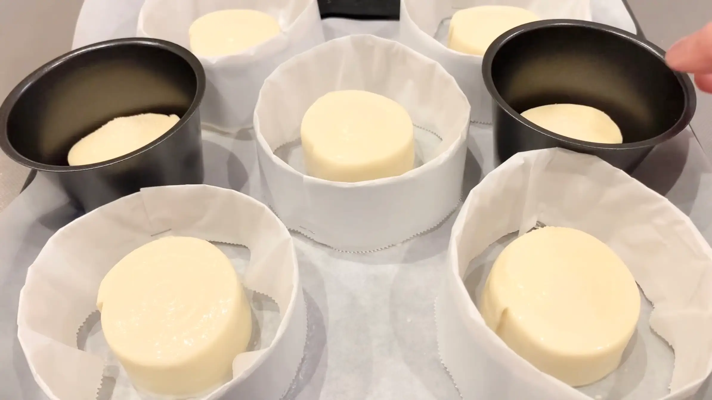 ニューヨークロール:表面に豆乳または牛乳を塗り、予熱したオーブン190℃で15分〜20分焼く