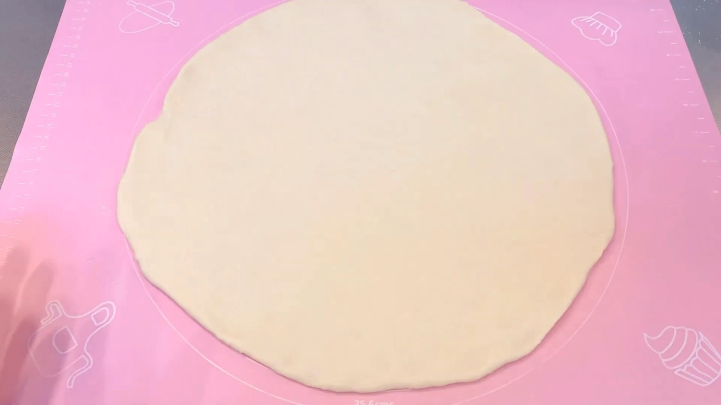 苺タルトパン：生地を30㎝の円形に伸ばす