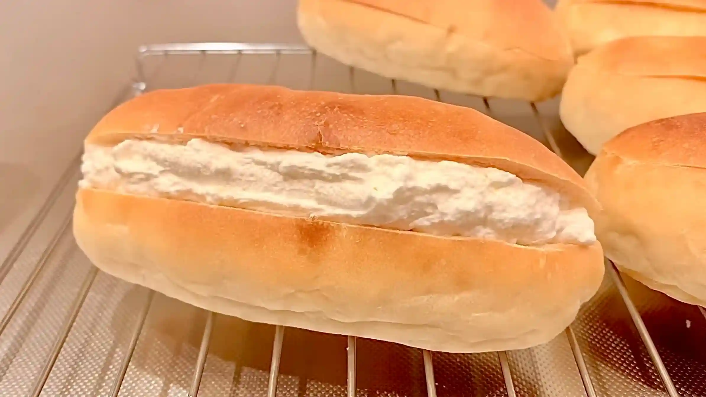 じゃりパン：パンが冷めたら切り込みを入れ、クリームを挟む