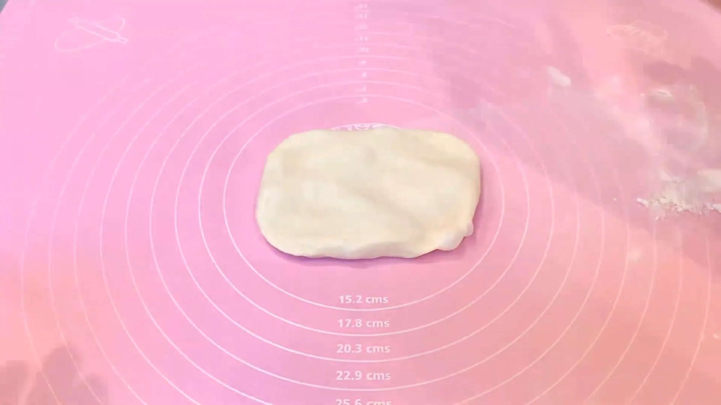 じゃりパン：生地を8㎝×12㎝に伸ばす