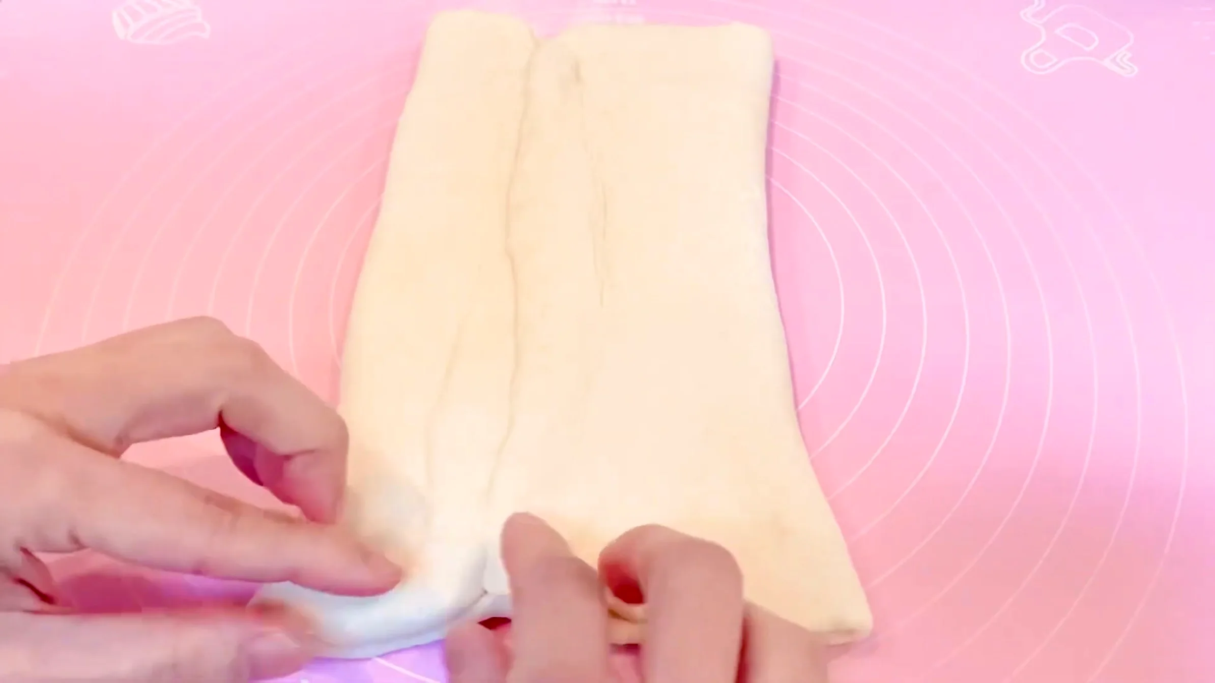 コルネッティ:生地でバターを包む