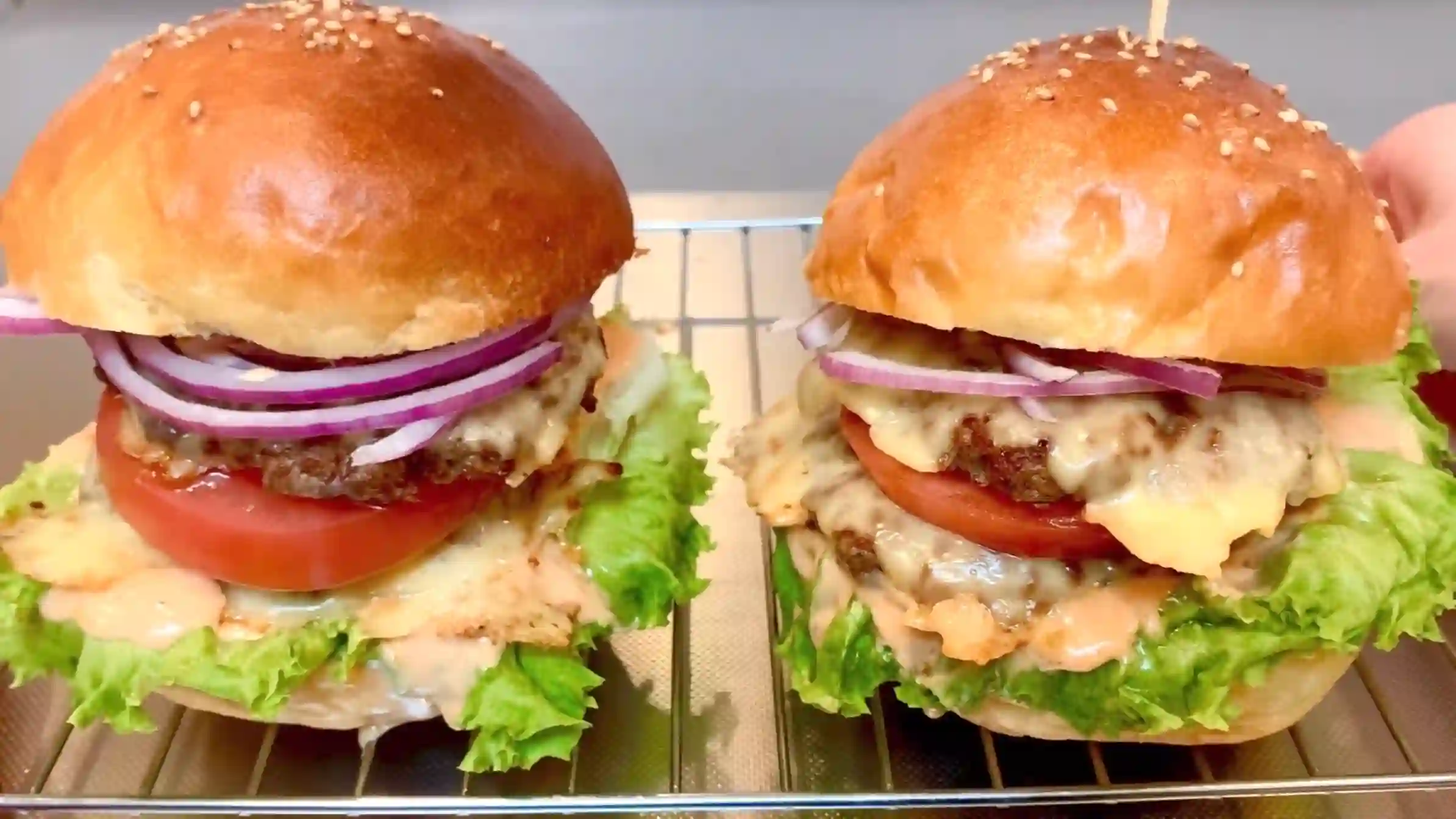 ハンバーガーバンズ:仕上げにバターを塗り、具材をサンドする
