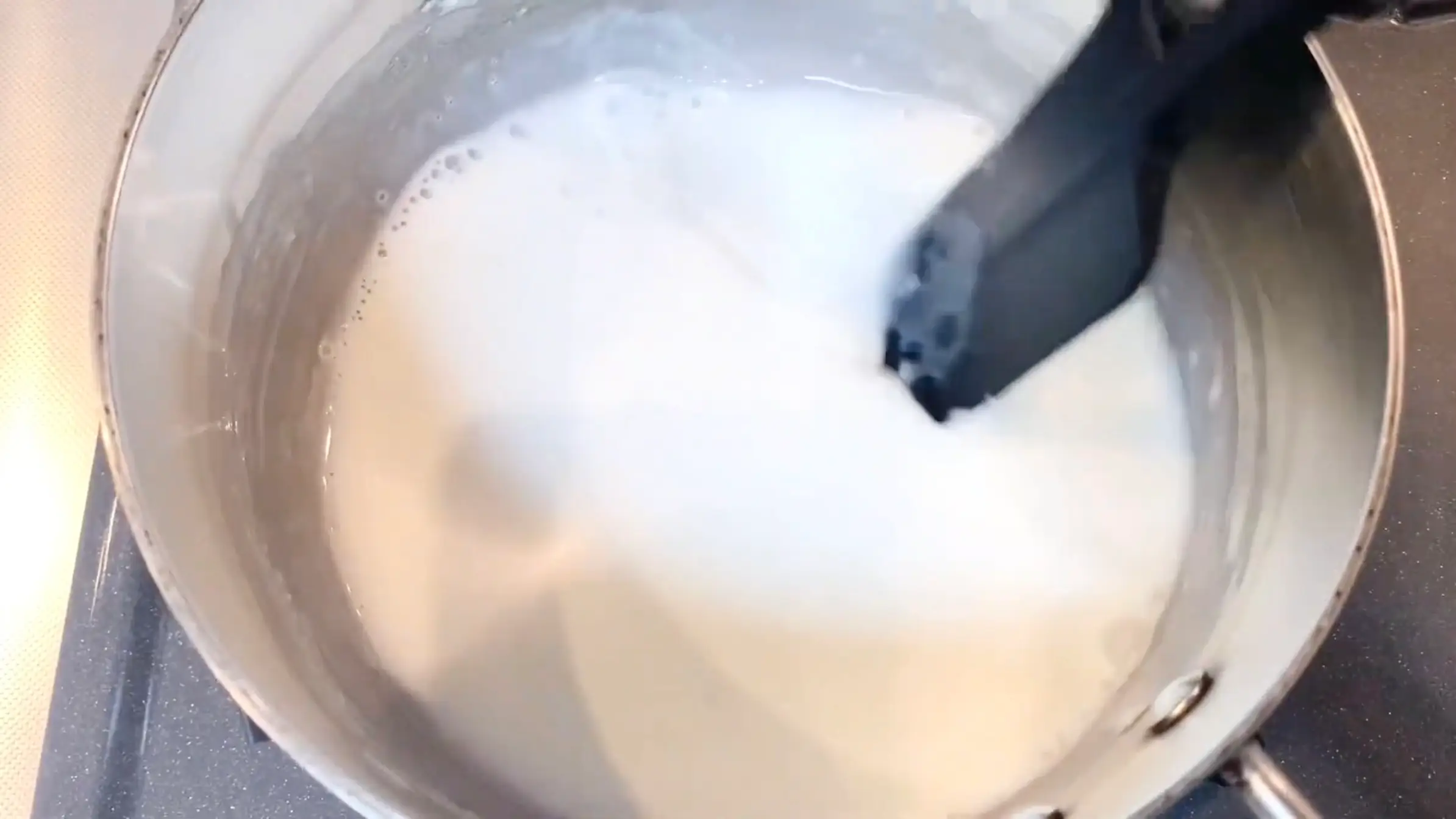 ハンバーガーバンズ:湯種を作った鍋に牛乳を入れ、余熱で牛乳を温める