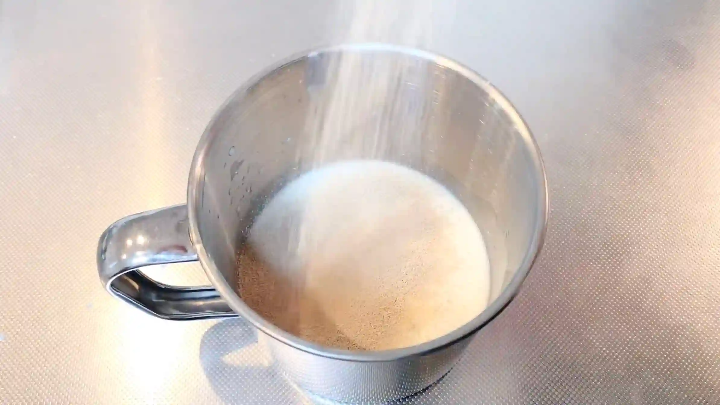 ハンバーガーバンズ:牛乳にイーストを加え、10分おく