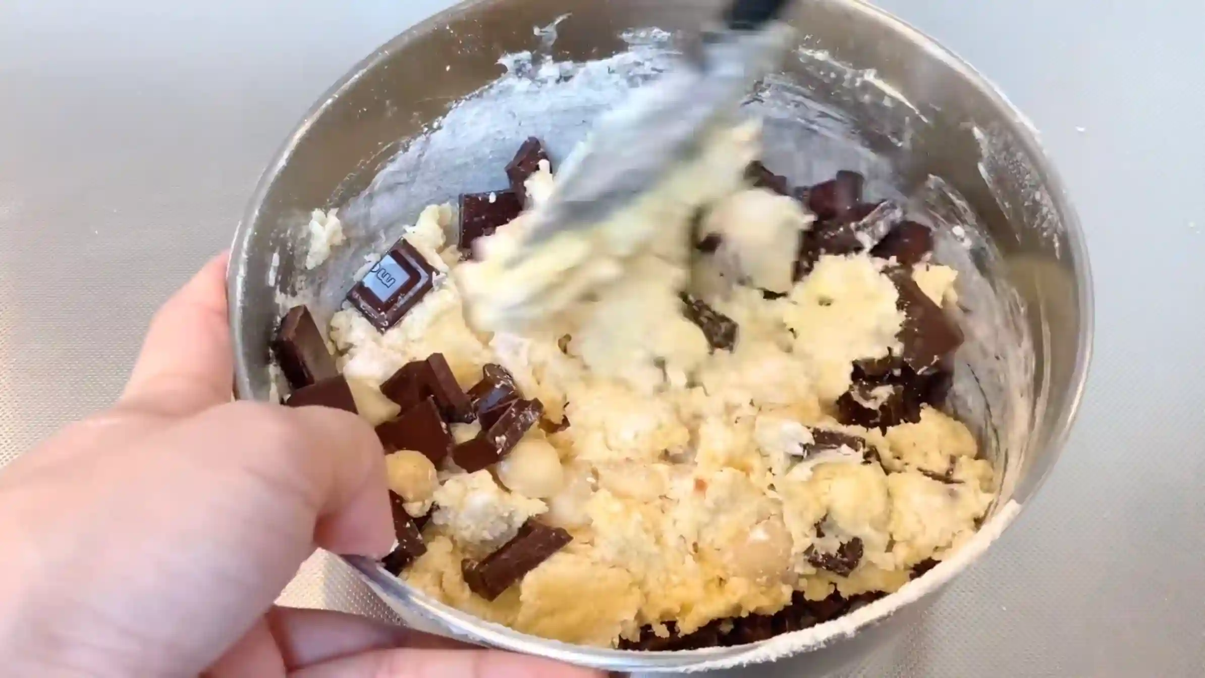 有塩バタークッキー:チョコとナッツを入れ、混ぜる