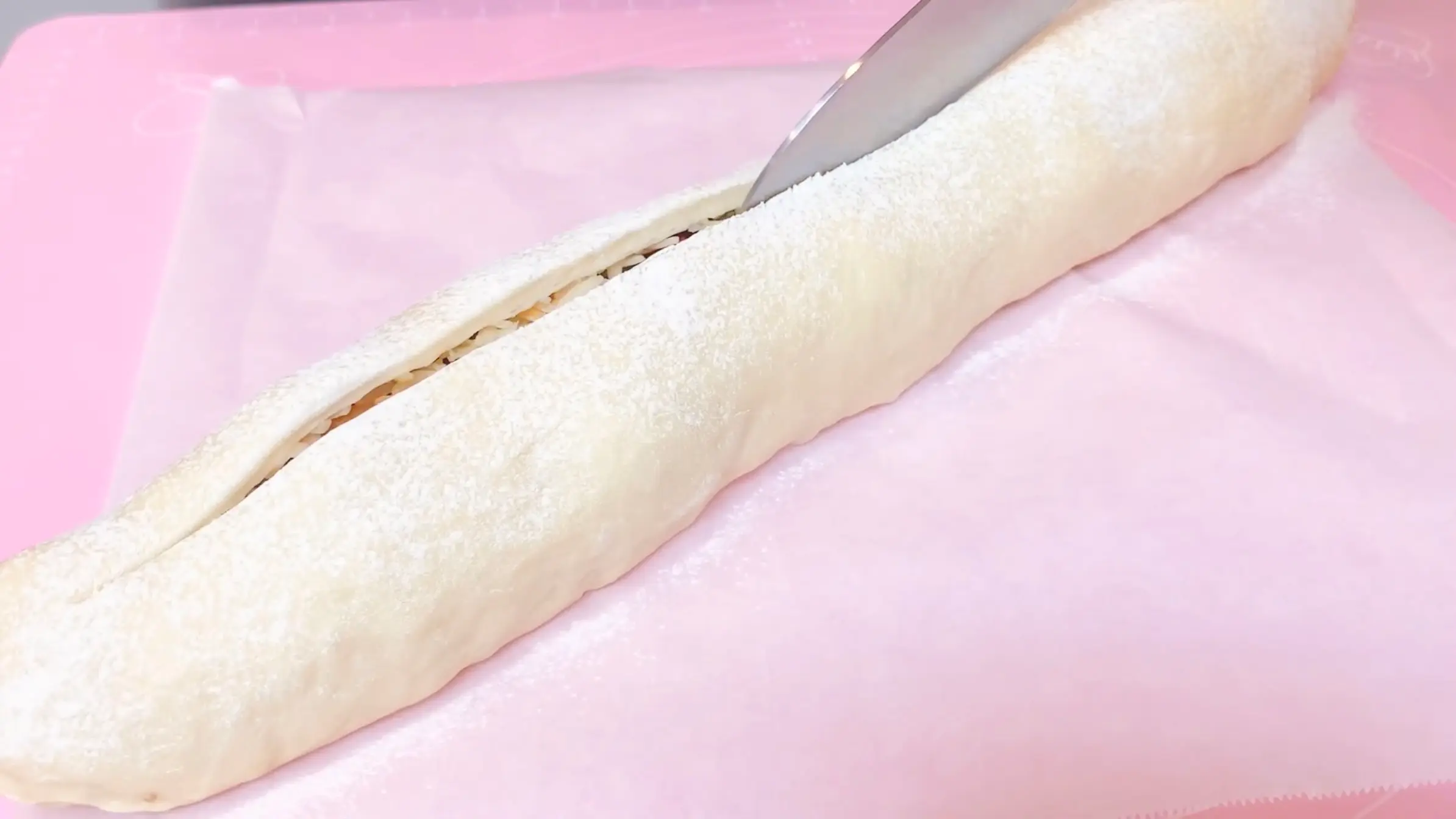 パーネ・ビアンコ:端は切らずに残したまま、高さの半分まで切れ込みを入れる