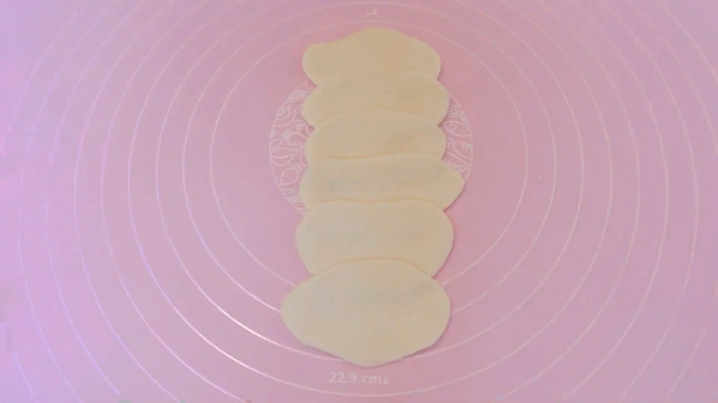 ビアリー:分けた生地を5㎝に伸ばし、重ねて置く