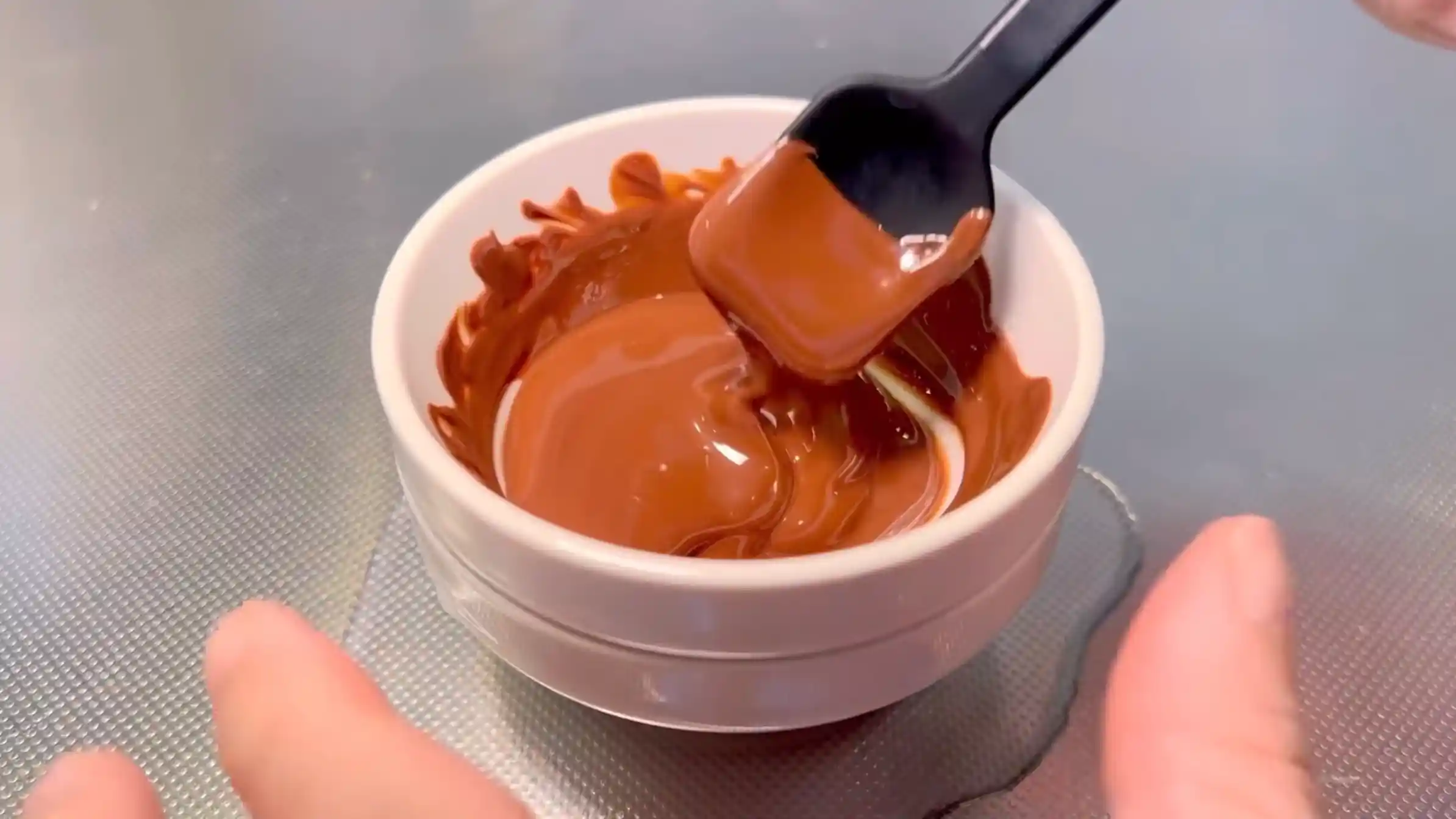 チョコブリオッシュ:湯煎でチョコを溶かす
