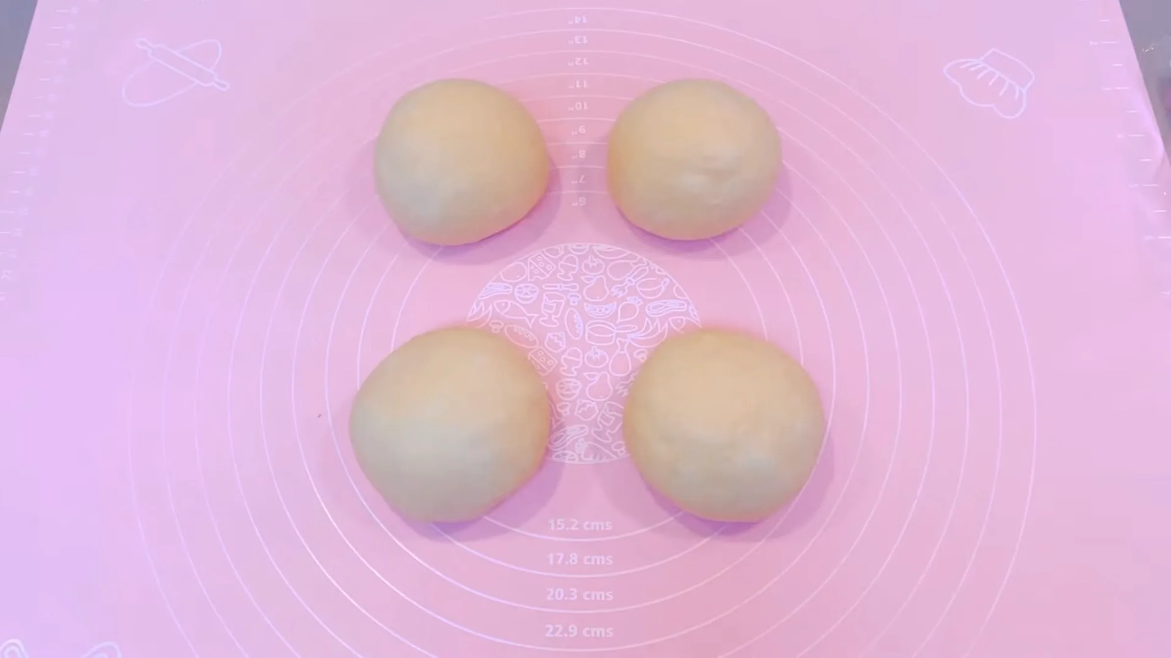 チョコブリオッシュ:生地を取り出し、4分割して丸める