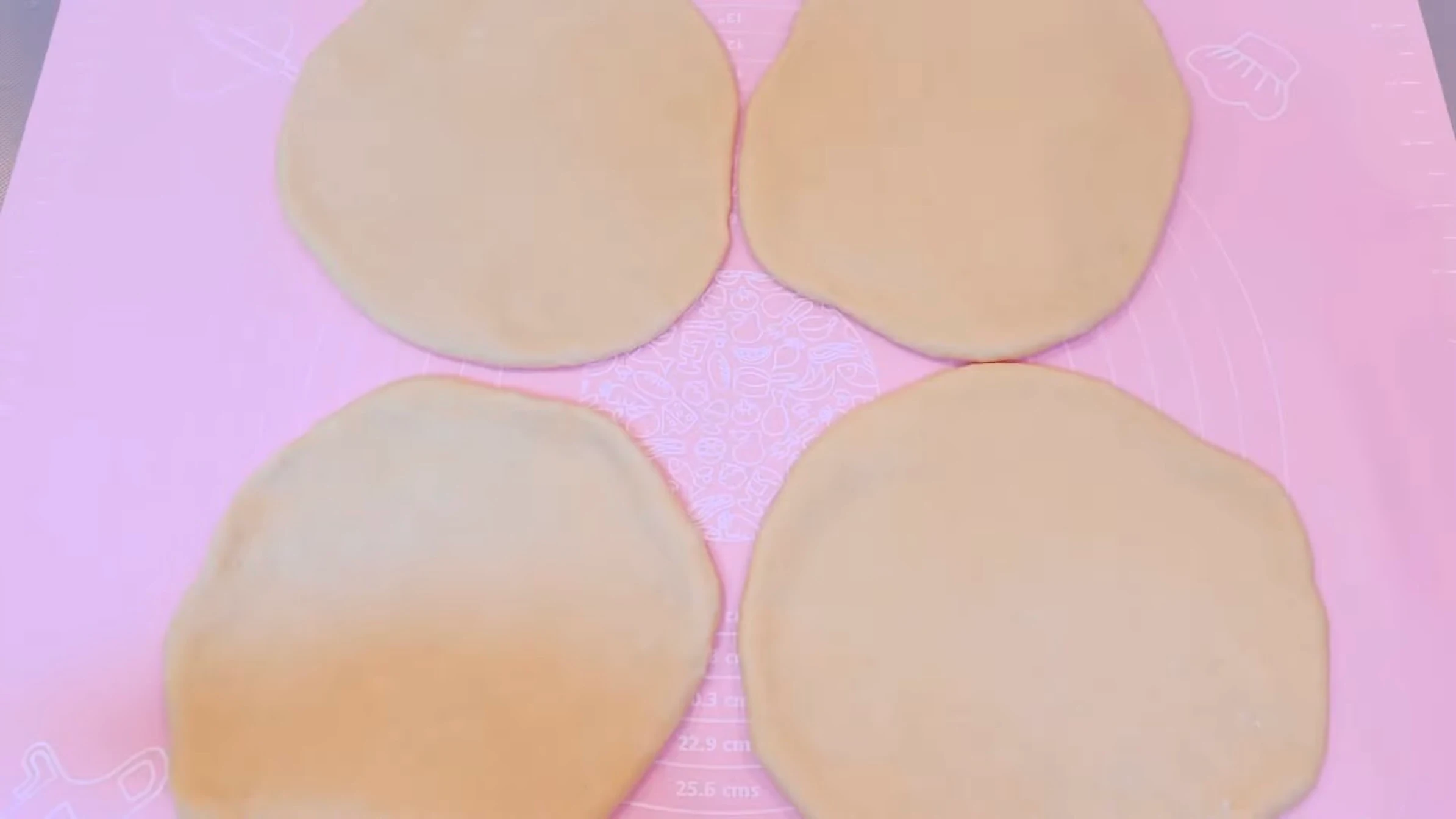 チョコブリオッシュ:生地を18㎝の円形に伸ばす