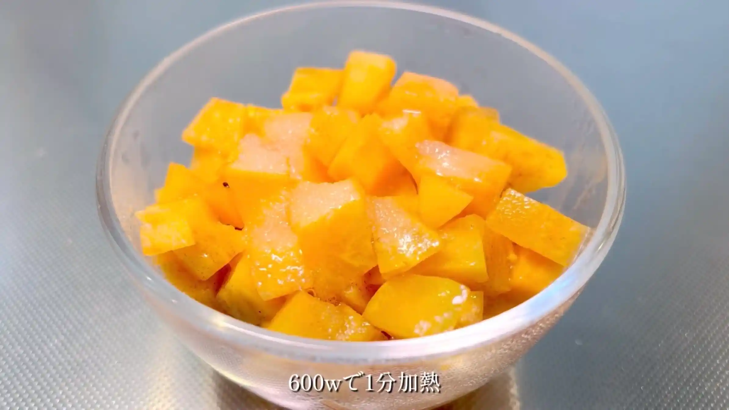 柿とクリームチーズのパン:柿にグラニュー糖を加え、レンジで加熱する