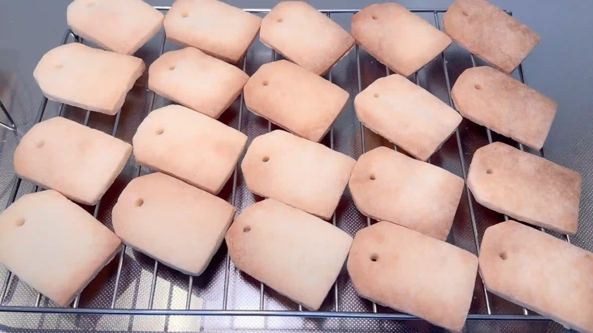 ティーバッグクッキー:オーブン170℃で20分焼く