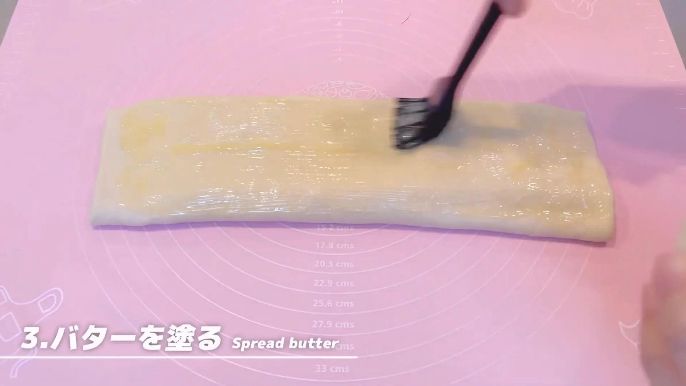 マフィン型デニッシュ：さらに溶かしバターを塗る