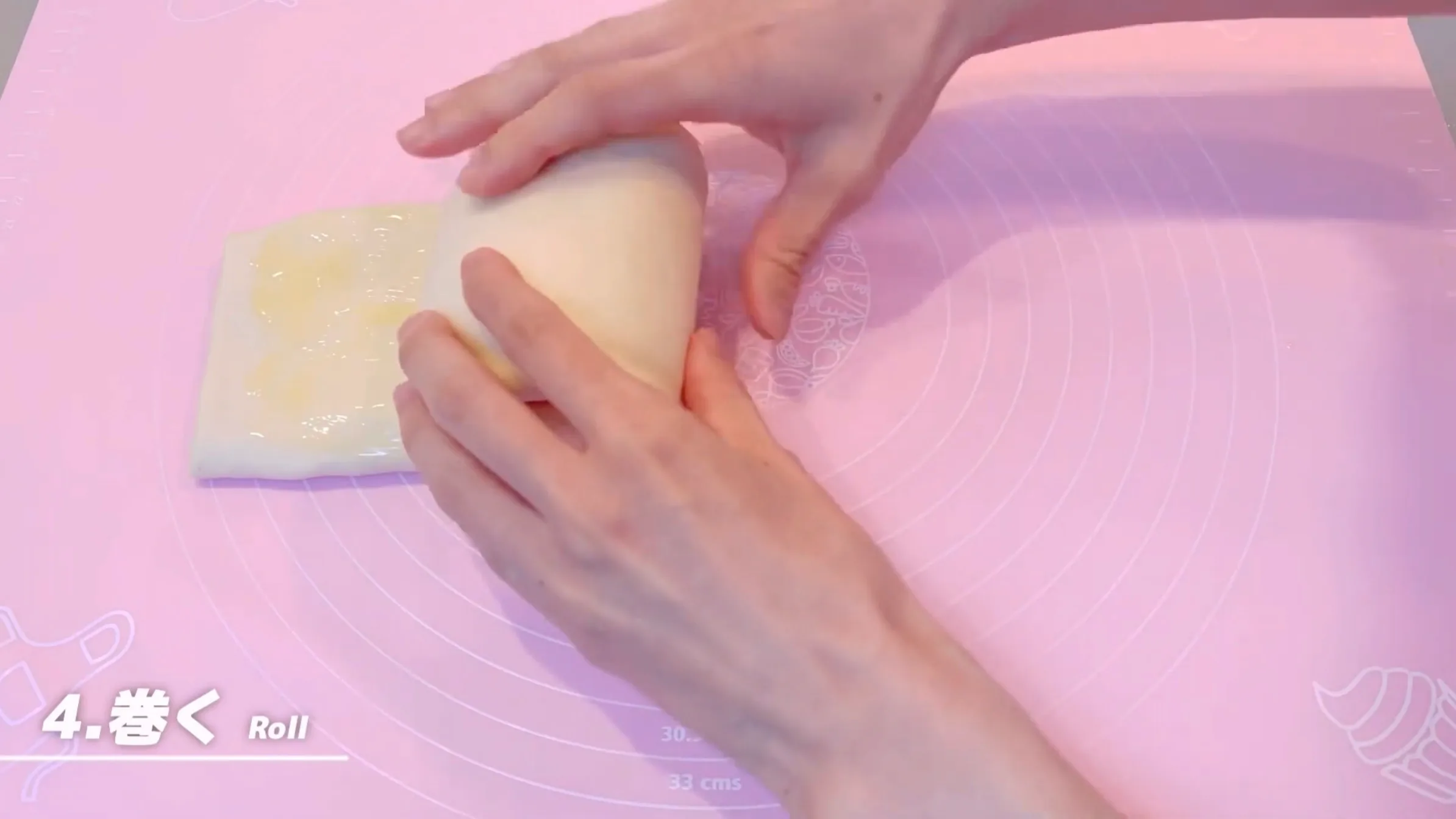 マフィン型デニッシュ：生地を巻く