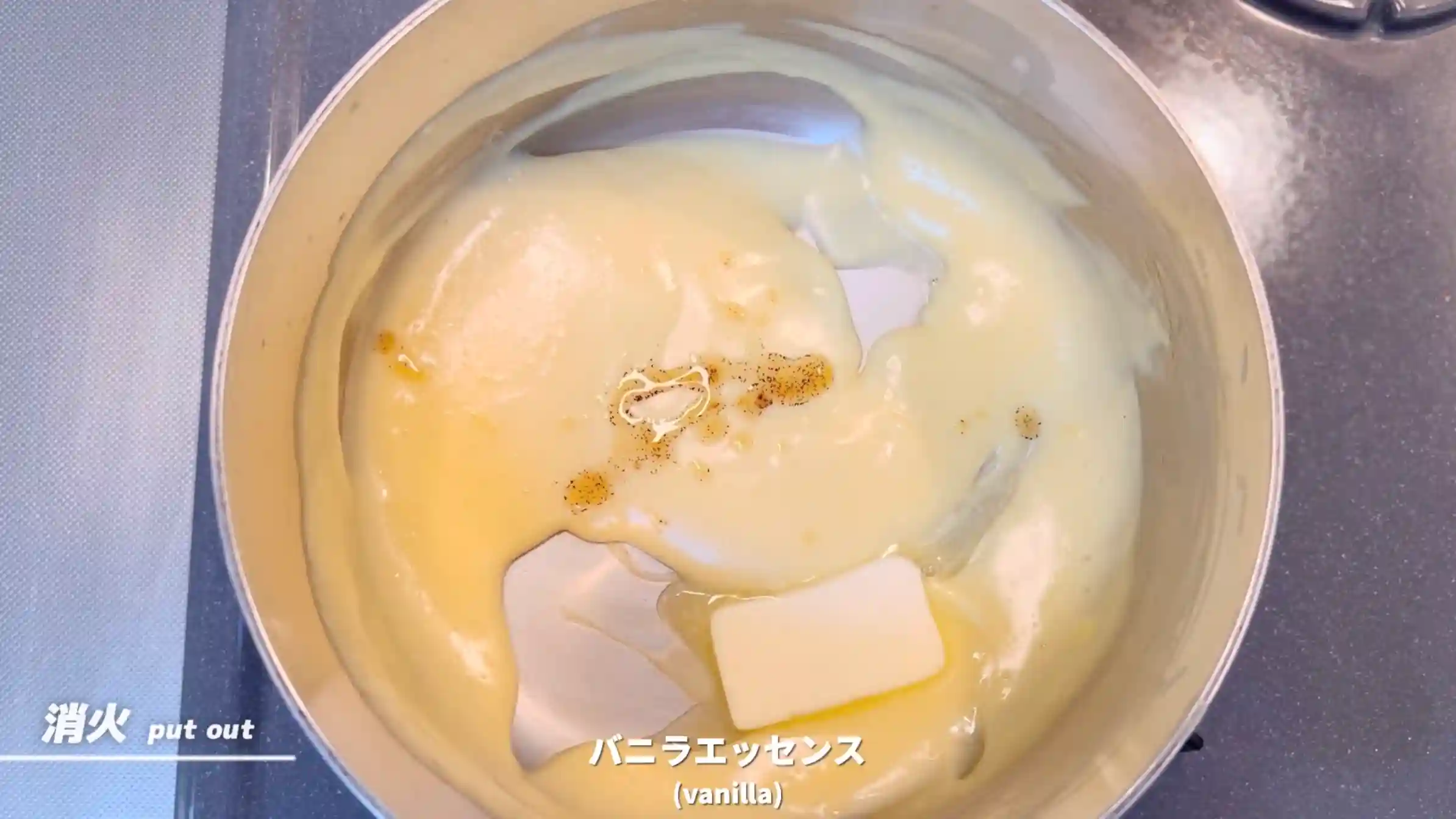 りんごカスタードパン：バターとバニラエッセンスを加え混ぜる